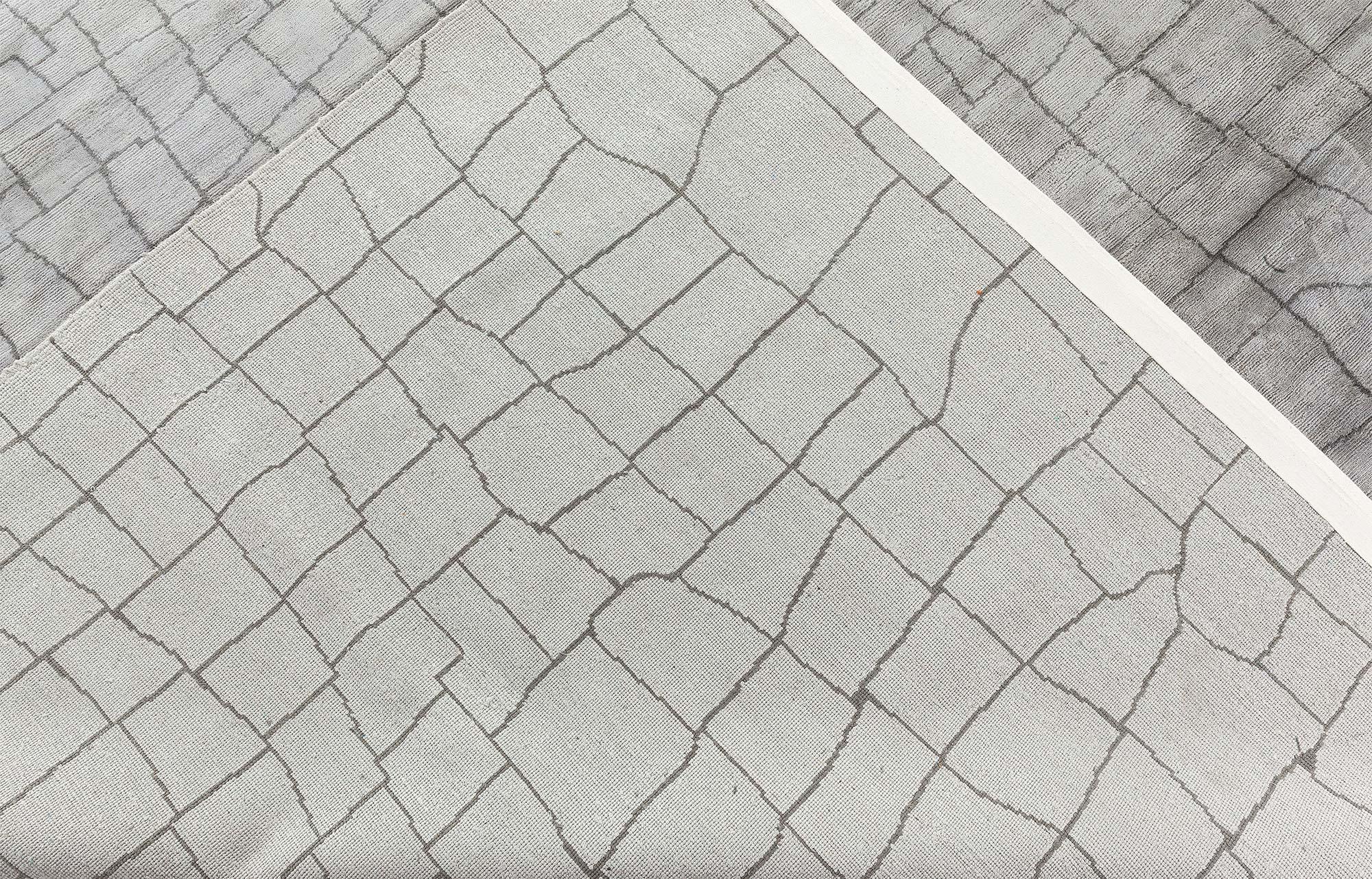 Seta Tappeto di seta fatto a mano dal design moderno e sovradimensionato con coccodrillo di Doris Leslie Blau in vendita