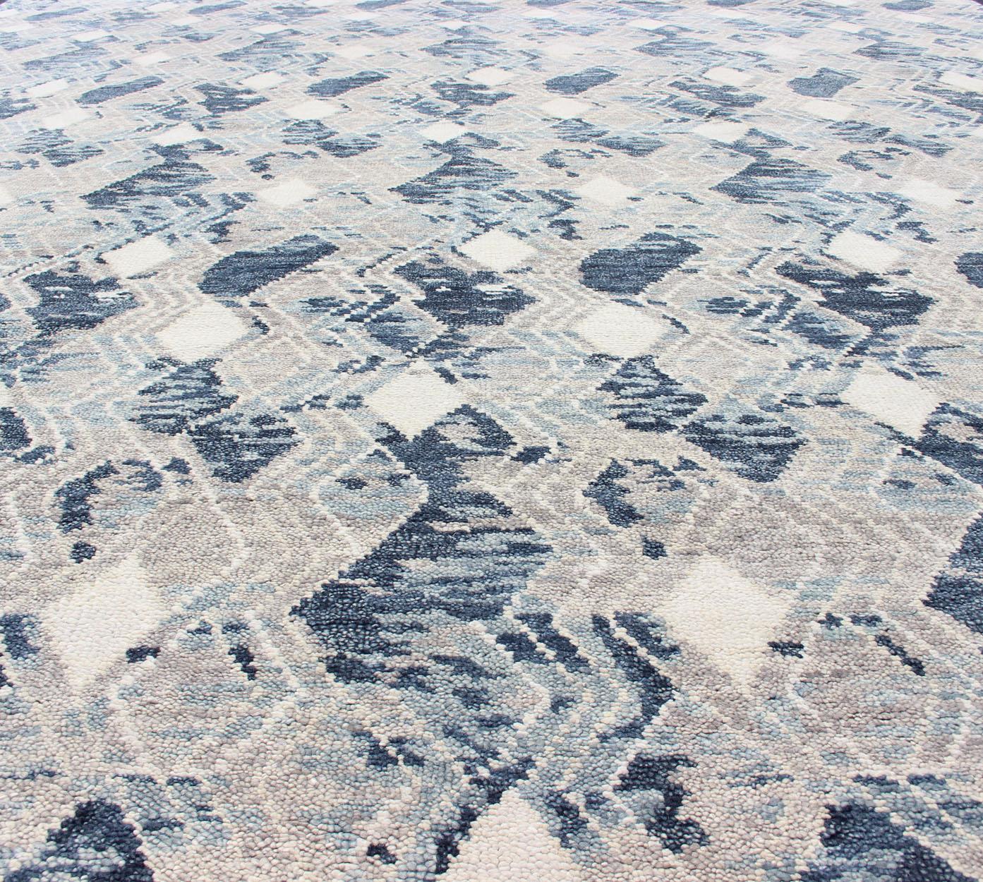 Tappeto indiano oversize dal design moderno a diamante nei colori blu, grigio e bianco. Paese di origine: India; Tipo: Moderno; Design: All-Over, Astratto, Sub-Geometrico, Diamante; Keivan Woven Arts: tappeto BDH-759039-RT-18.
Misure: 12'1 x 14'11