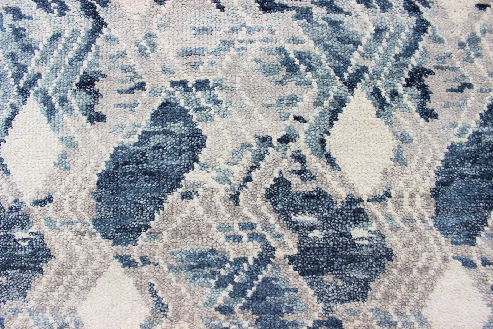 Indiano Tappeto indiano sovradimensionato con design a diamante moderno in blu, grigio e bianco in vendita