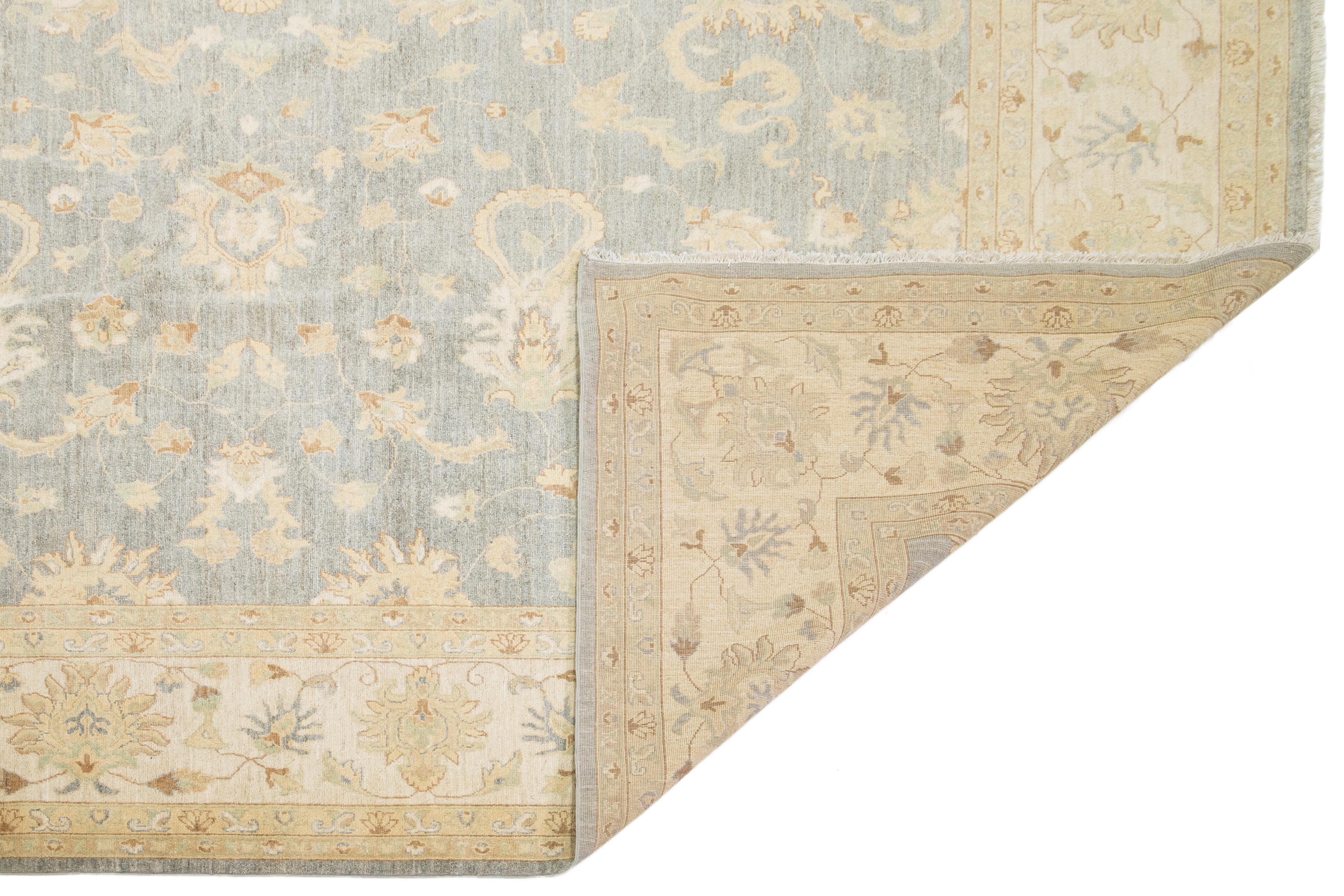 Übergroße moderne florale Oushak Stil Wolle Teppich handgefertigt in grau (Pakistanisch) im Angebot