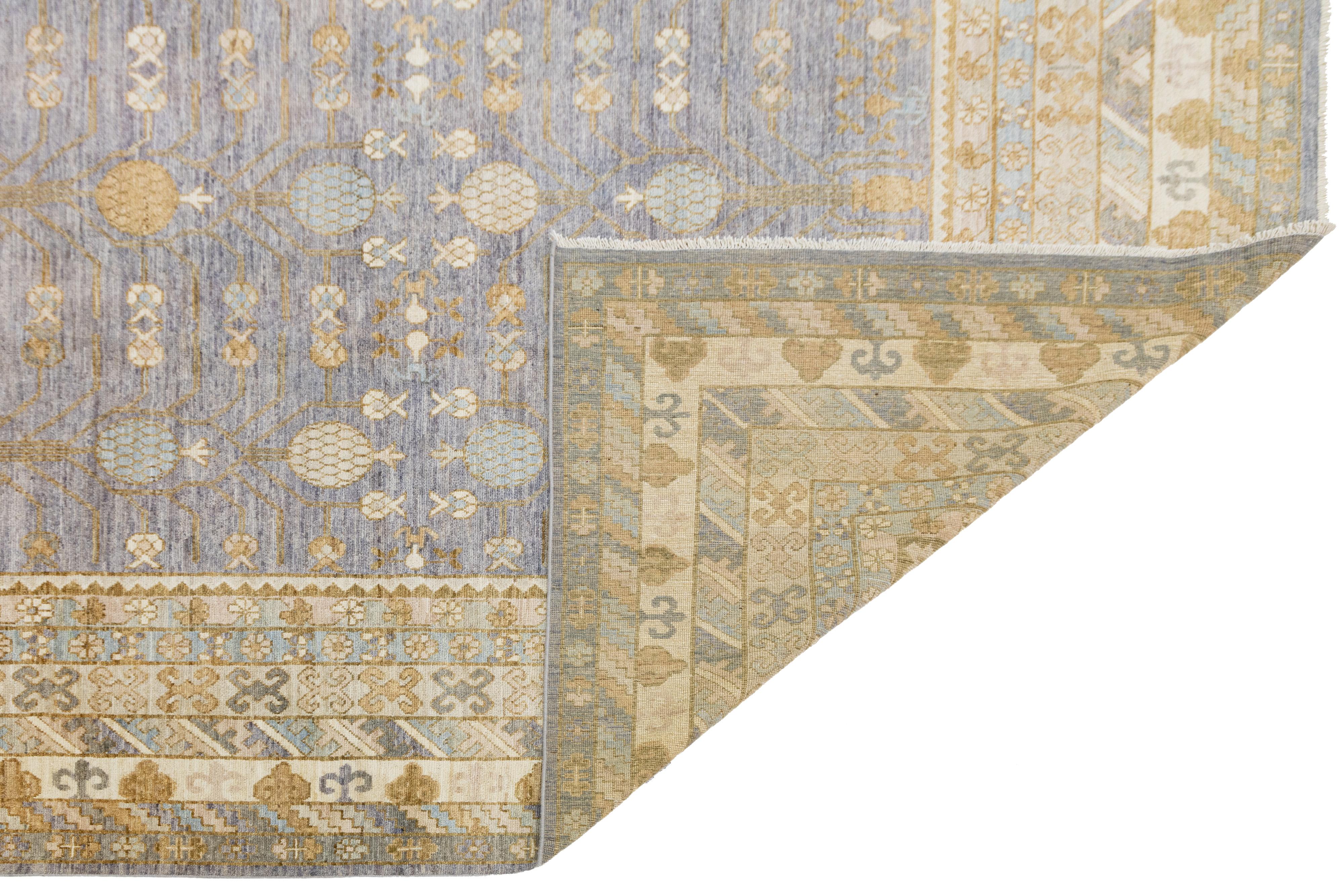 Pakistanais Tapis moderne surdimensionné en laine fait main style Khotan en bleu en vente