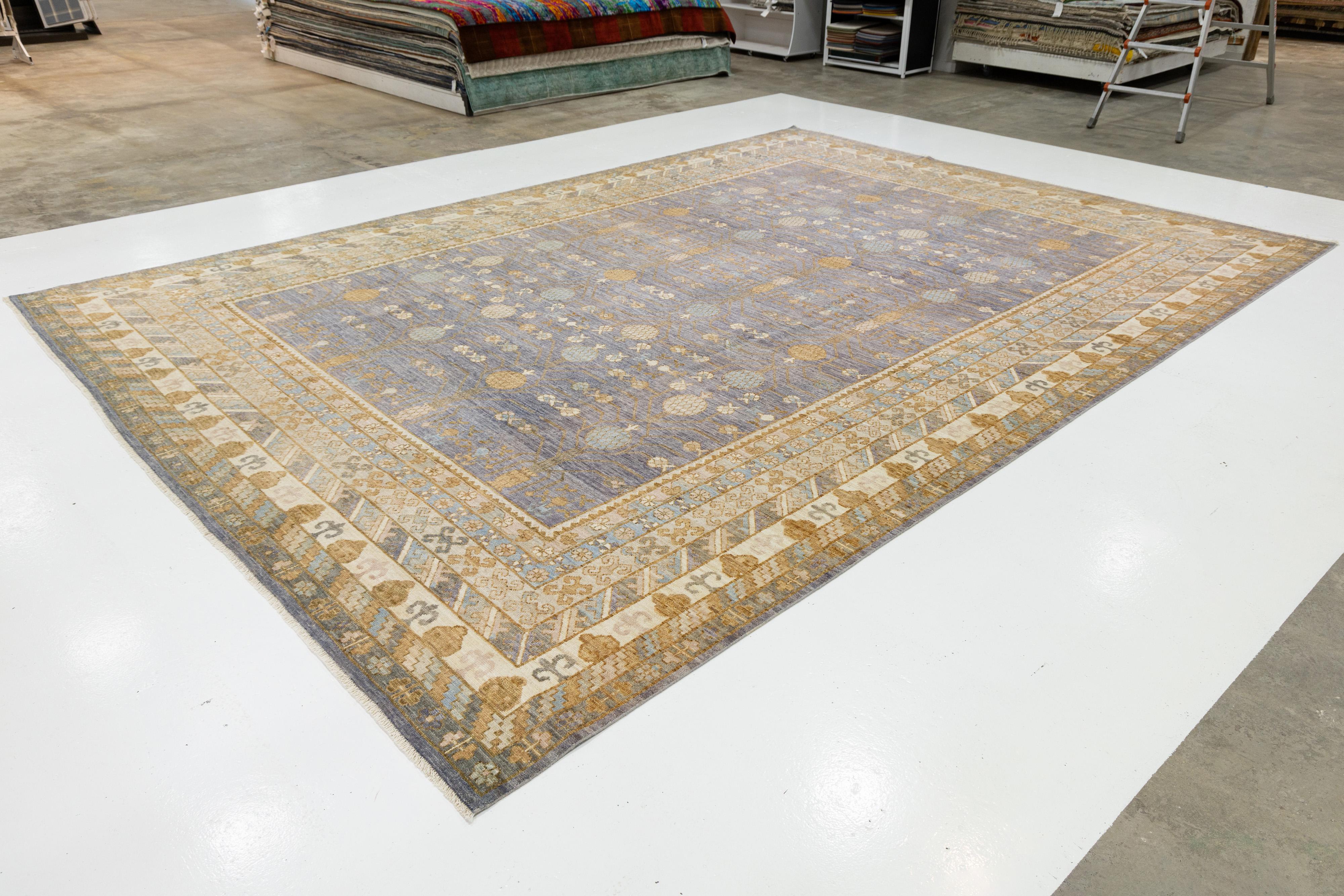 Noué à la main Tapis moderne surdimensionné en laine fait main style Khotan en bleu en vente