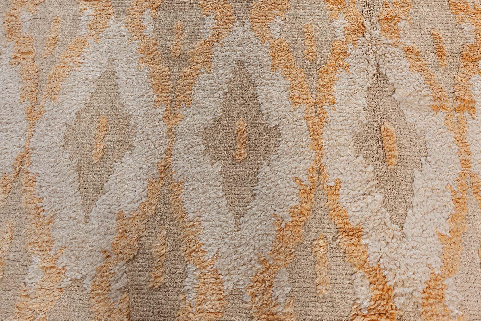 Tappeto moderno sovradimensionato in lana d'angora ispirato al Kasuri di Doris Leslie Blau.
Dimensioni: 18'6