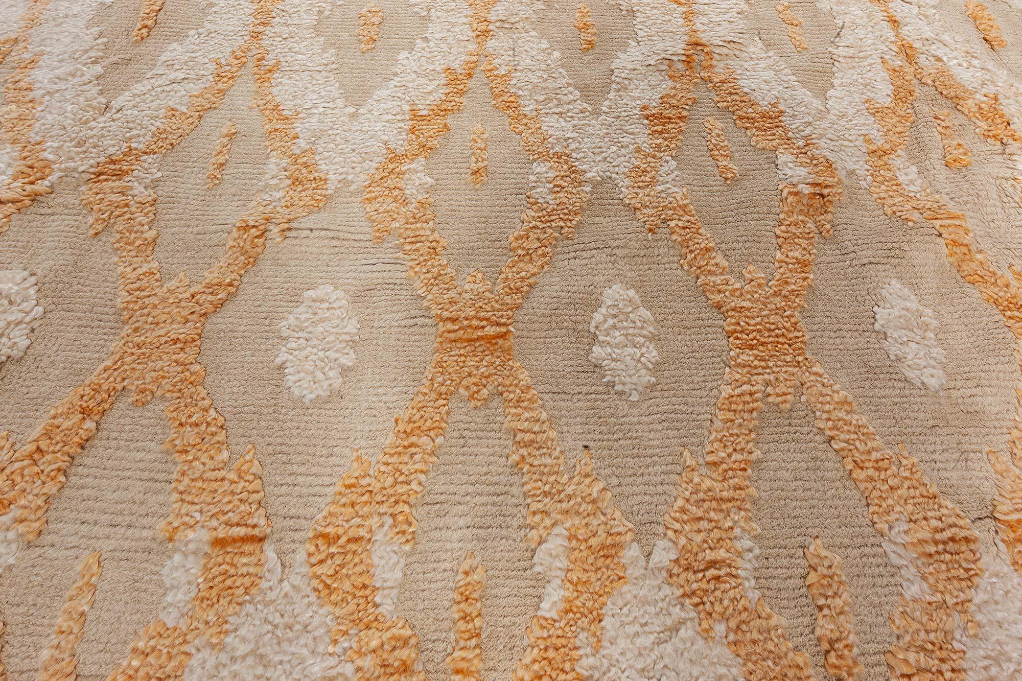 Moderno Tappeto moderno sovradimensionato in lana d'angora ispirato al Kasuri di Doris Leslie Blau in vendita