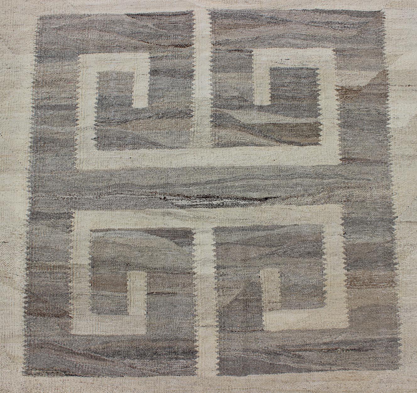 Kilim moderno de gran tamaño con diseño de llave griega a gran escala en tonos crema y gris en venta 3
