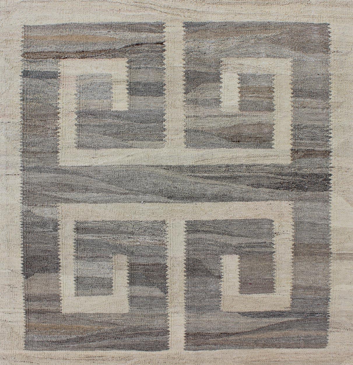 Kilim moderno de gran tamaño con diseño de llave griega a gran escala en tonos crema y gris en venta 5