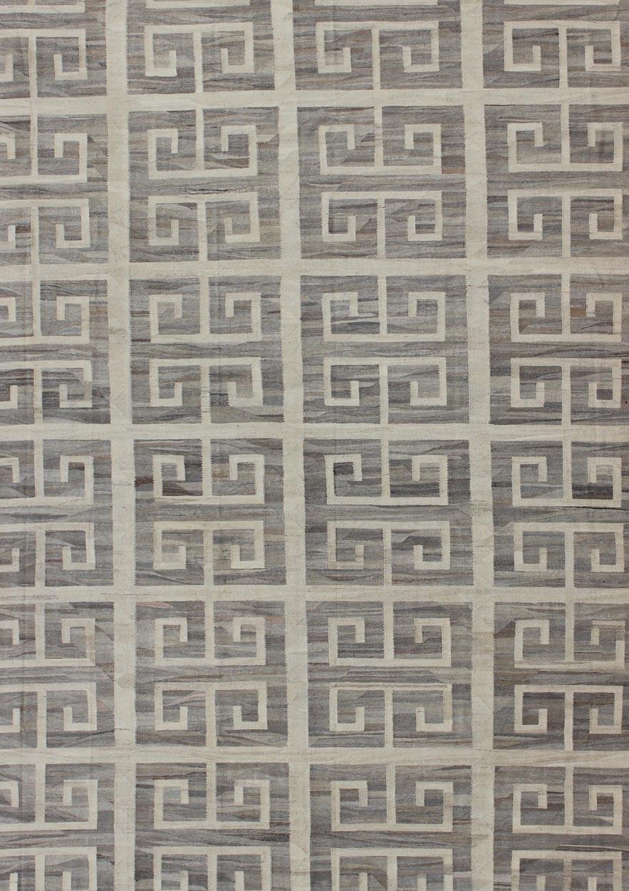 Kilim moderno de gran tamaño con diseño de llave griega a gran escala en tonos crema y gris Tejido a mano en venta
