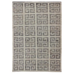 Kilim moderne surdimensionné avec un motif de grande taille de clé grecque dans les tons crème et gris