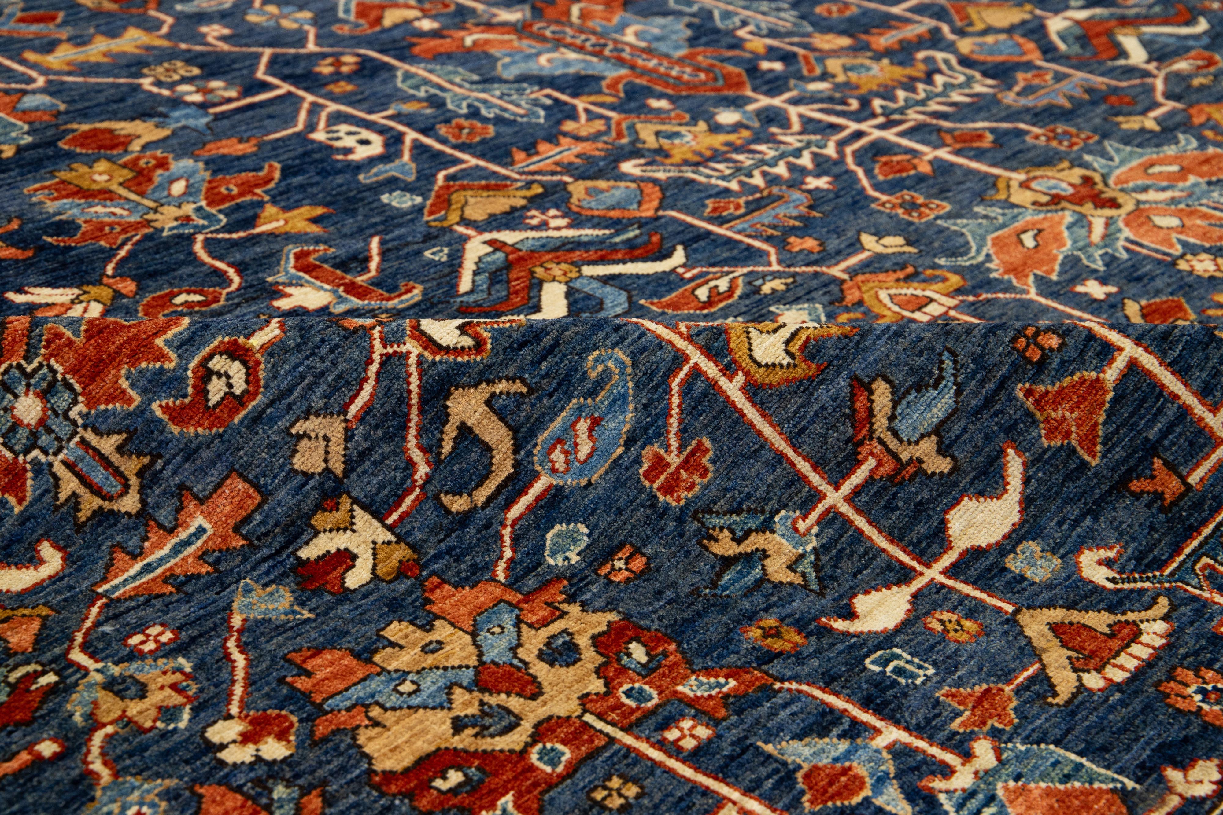 Moderner übergroßer Wollteppich im Serapi-Stil im Serapi-Stil in Marineblau mit Blumenmuster im Angebot 2