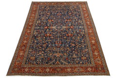 Tappeto in lana oversize in stile Serapi in blu navy con disegno floreale all'interno.