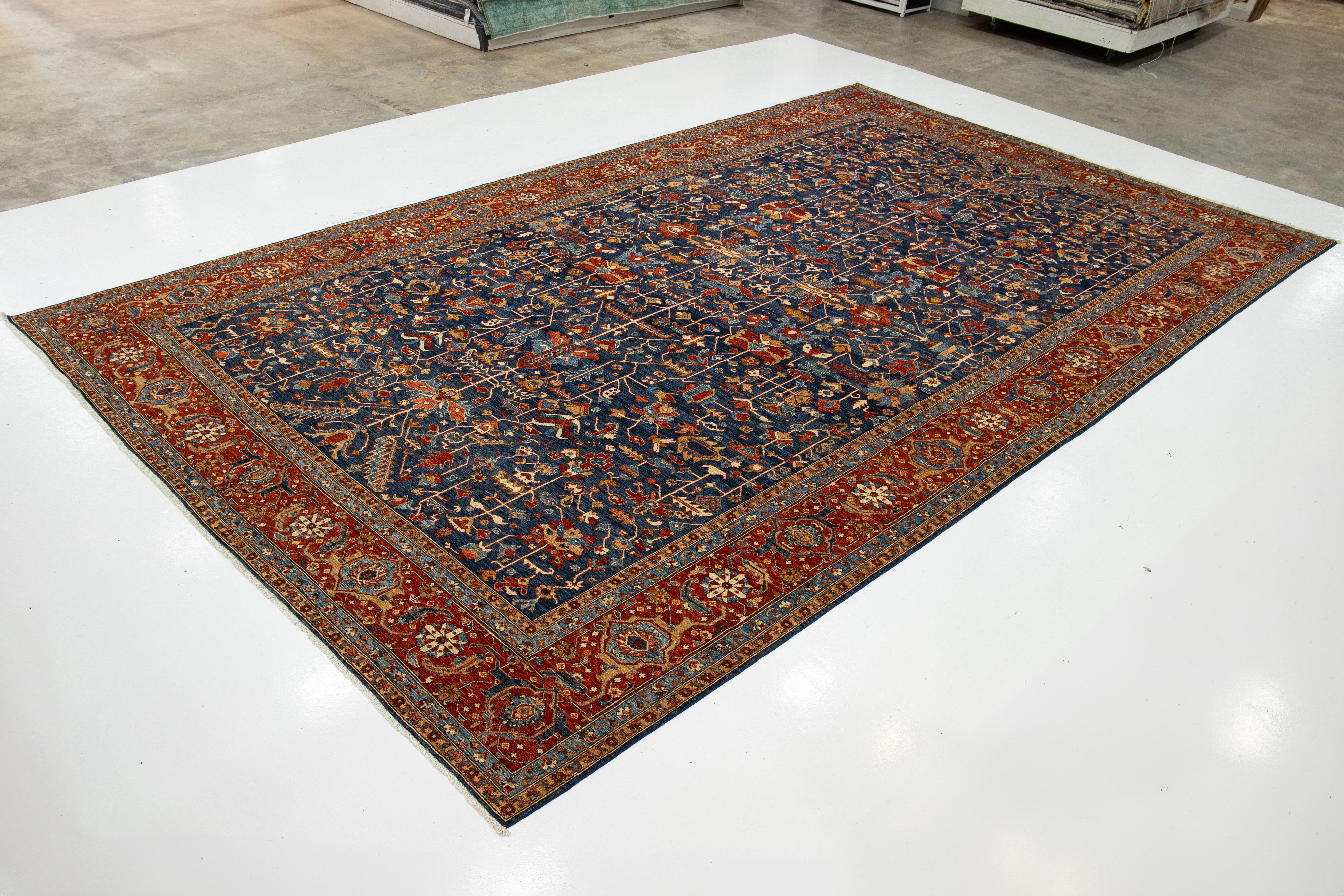 Moderner übergroßer Wollteppich im Serapi-Stil im Serapi-Stil in Marineblau mit Blumenmuster (Islamisch) im Angebot