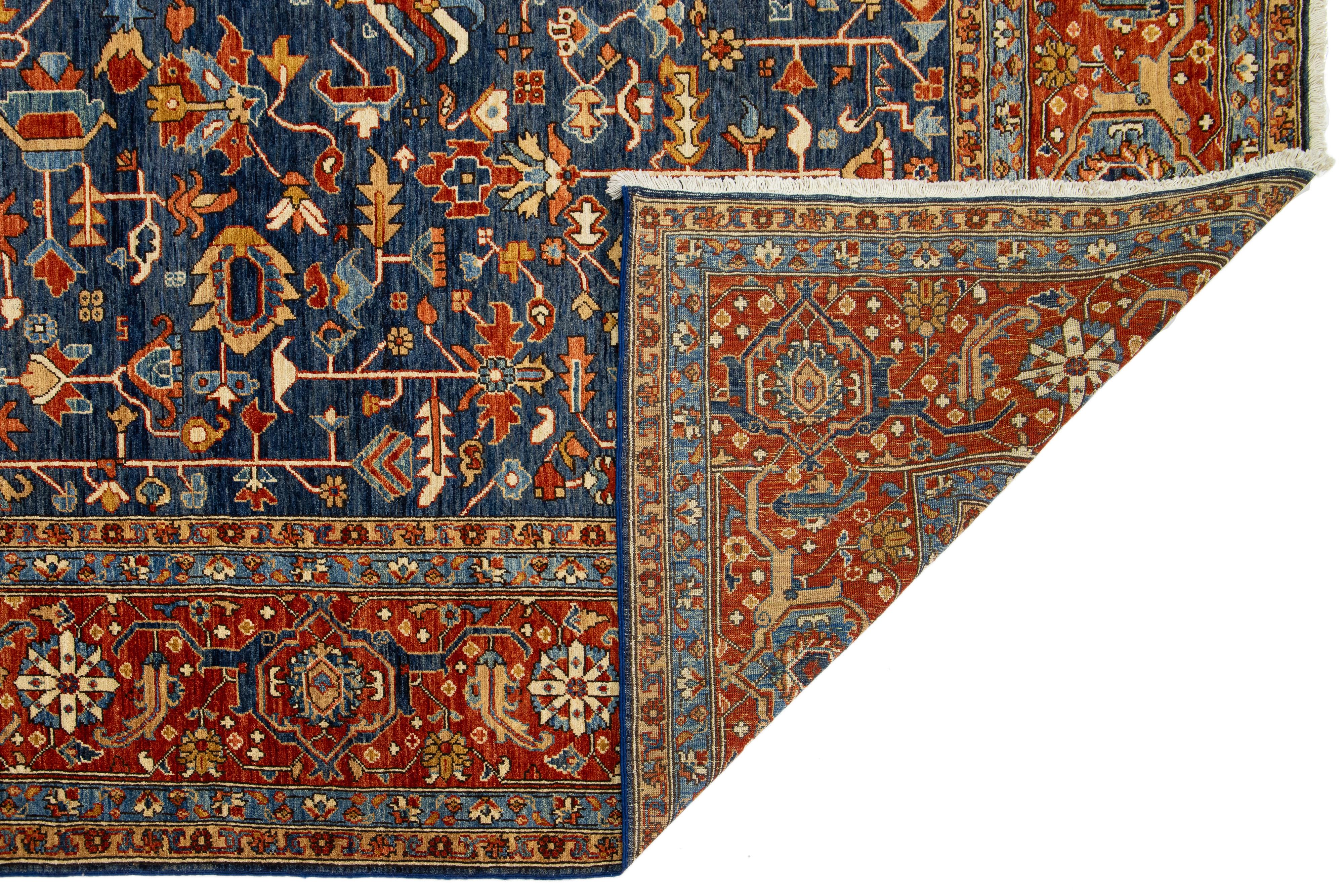 Moderner übergroßer Wollteppich im Serapi-Stil im Serapi-Stil in Marineblau mit Blumenmuster (Pakistanisch) im Angebot