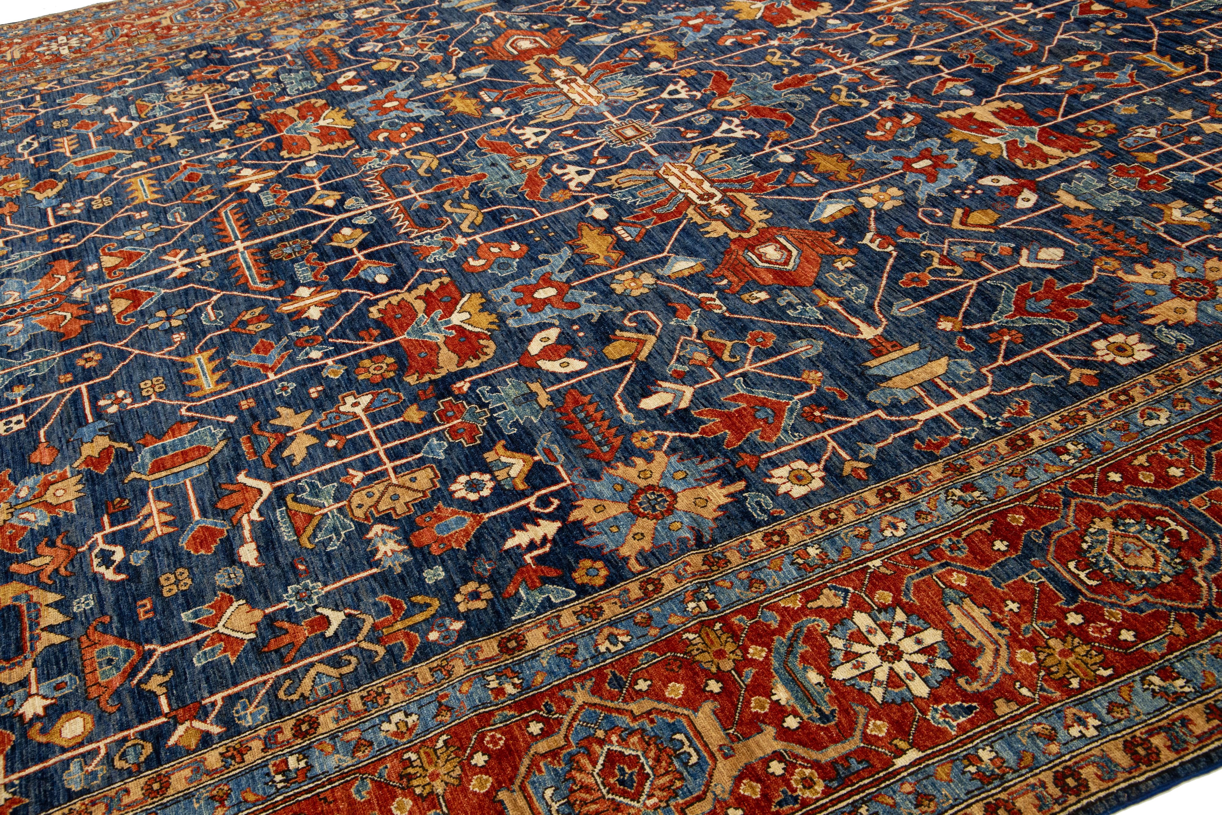 Moderner übergroßer Wollteppich im Serapi-Stil im Serapi-Stil in Marineblau mit Blumenmuster (Handgeknüpft) im Angebot