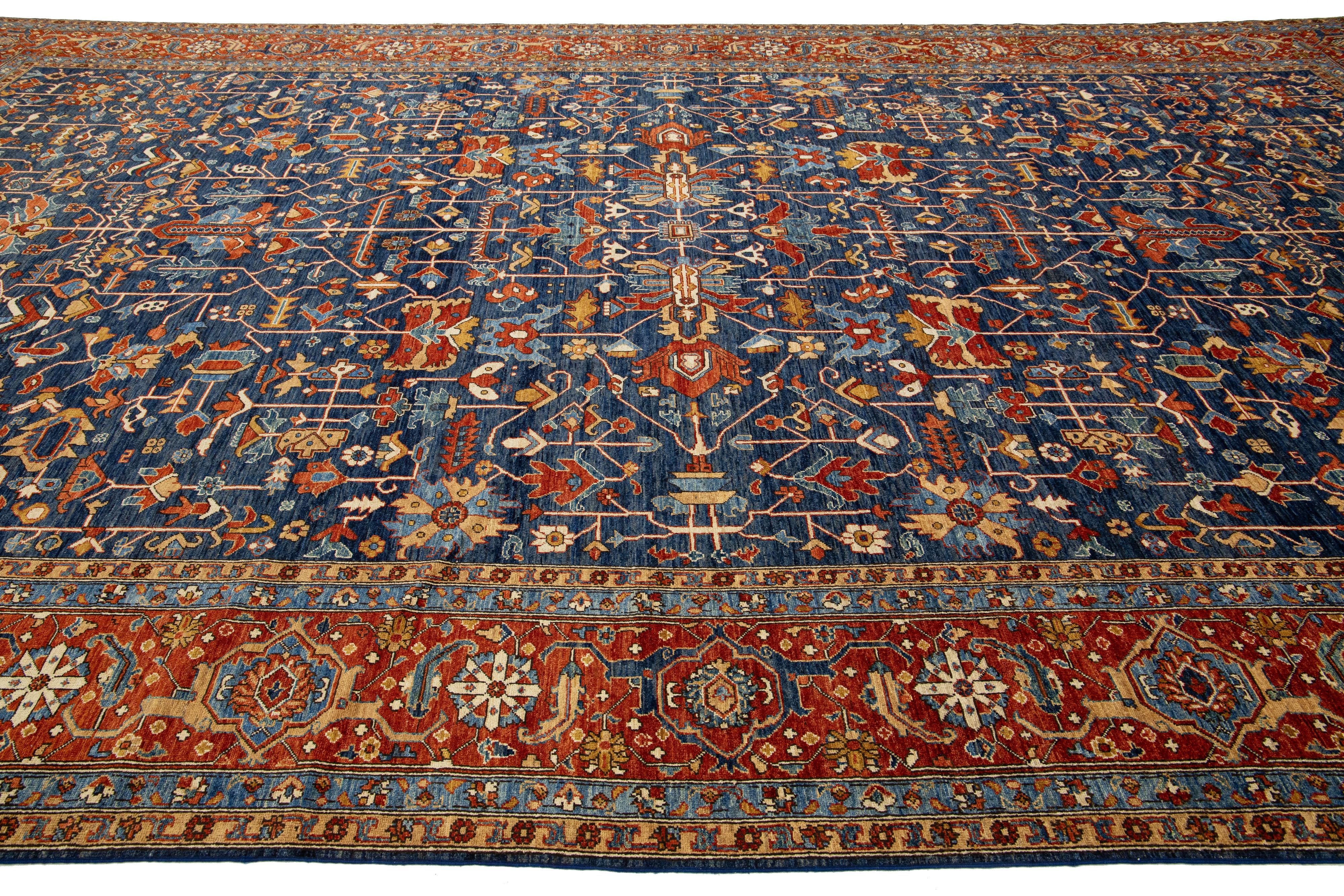 Moderner übergroßer Wollteppich im Serapi-Stil im Serapi-Stil in Marineblau mit Blumenmuster im Zustand „Neu“ im Angebot in Norwalk, CT