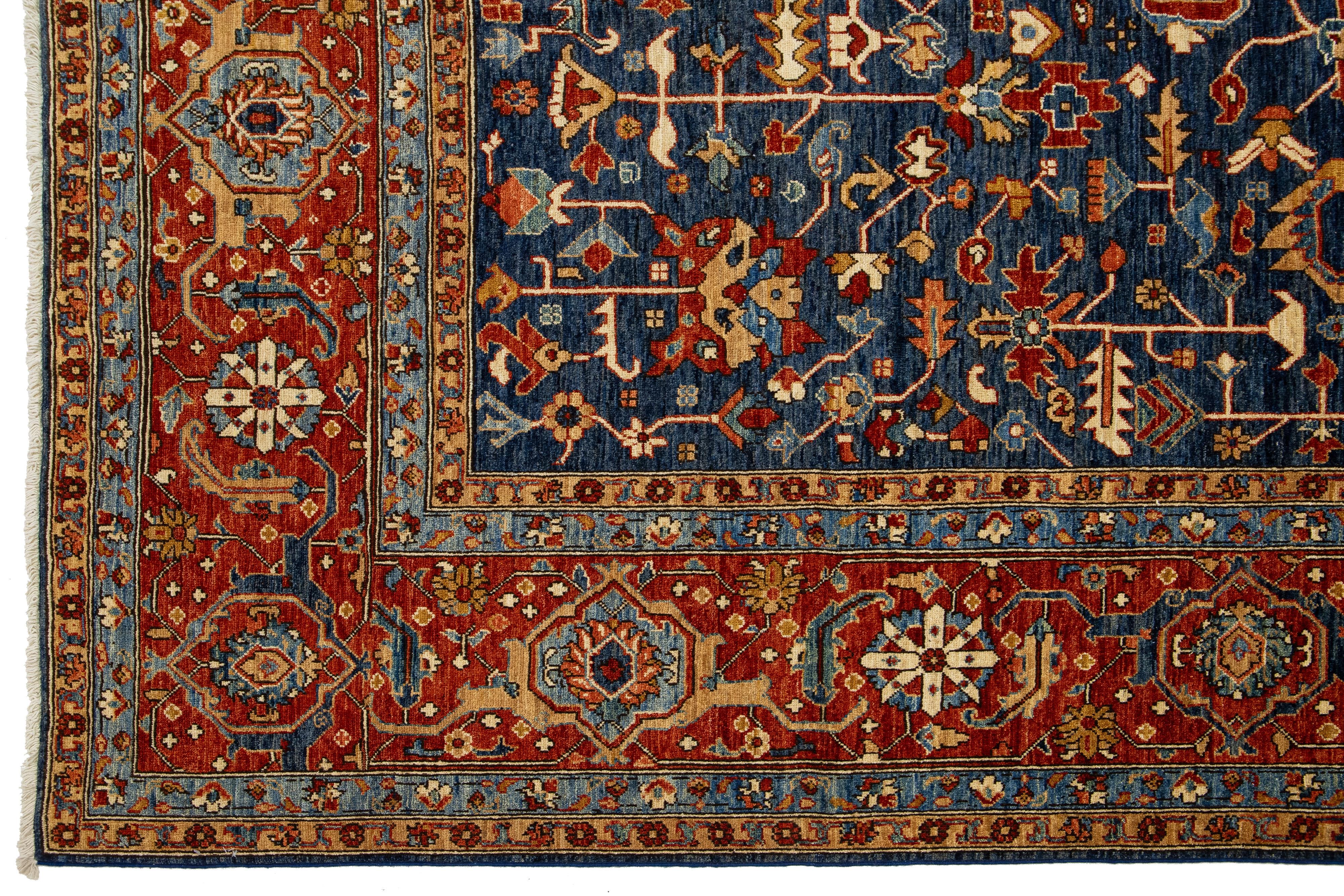 Moderner übergroßer Wollteppich im Serapi-Stil im Serapi-Stil in Marineblau mit Blumenmuster (21. Jahrhundert und zeitgenössisch) im Angebot