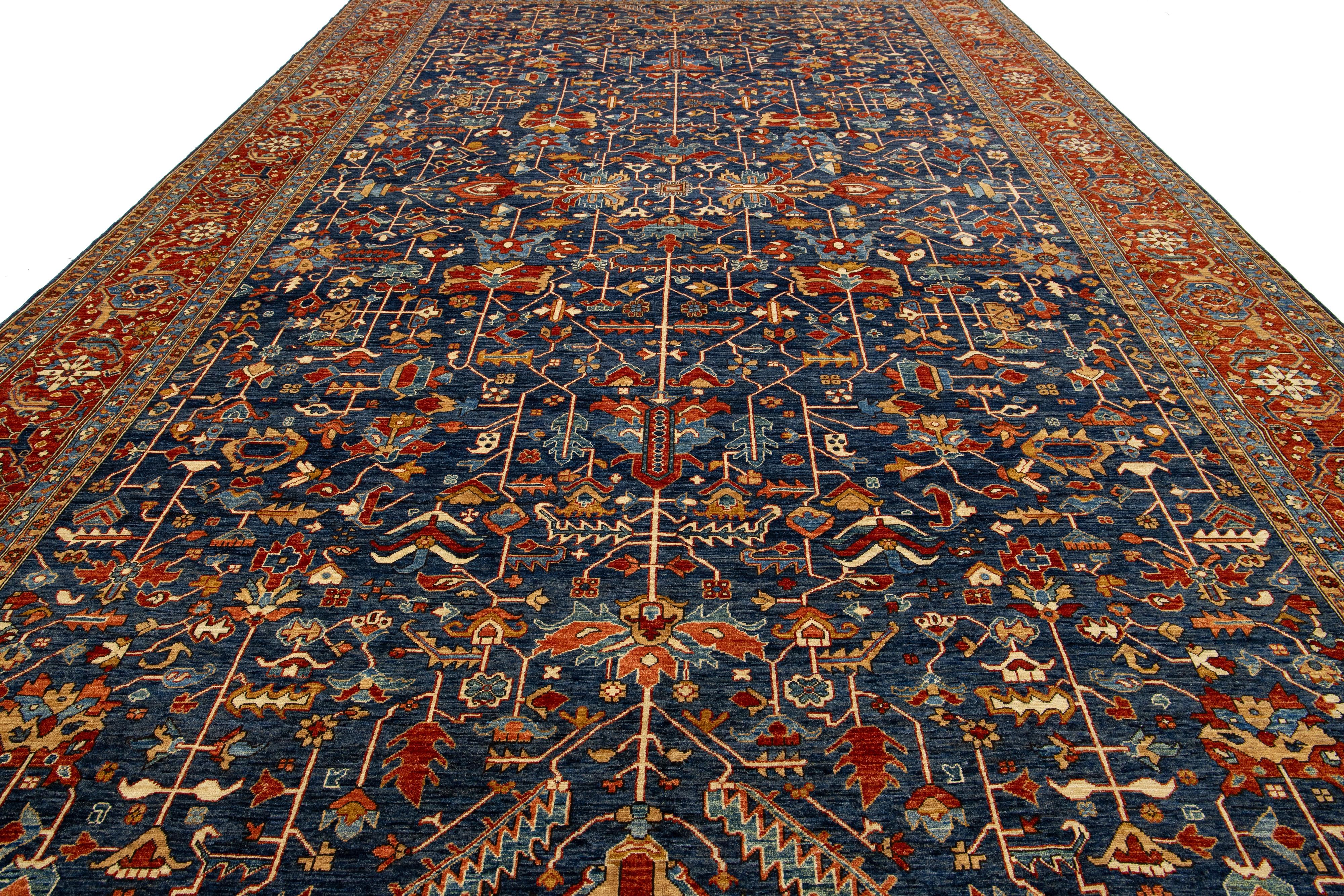 Moderner übergroßer Wollteppich im Serapi-Stil im Serapi-Stil in Marineblau mit Blumenmuster (Wolle) im Angebot