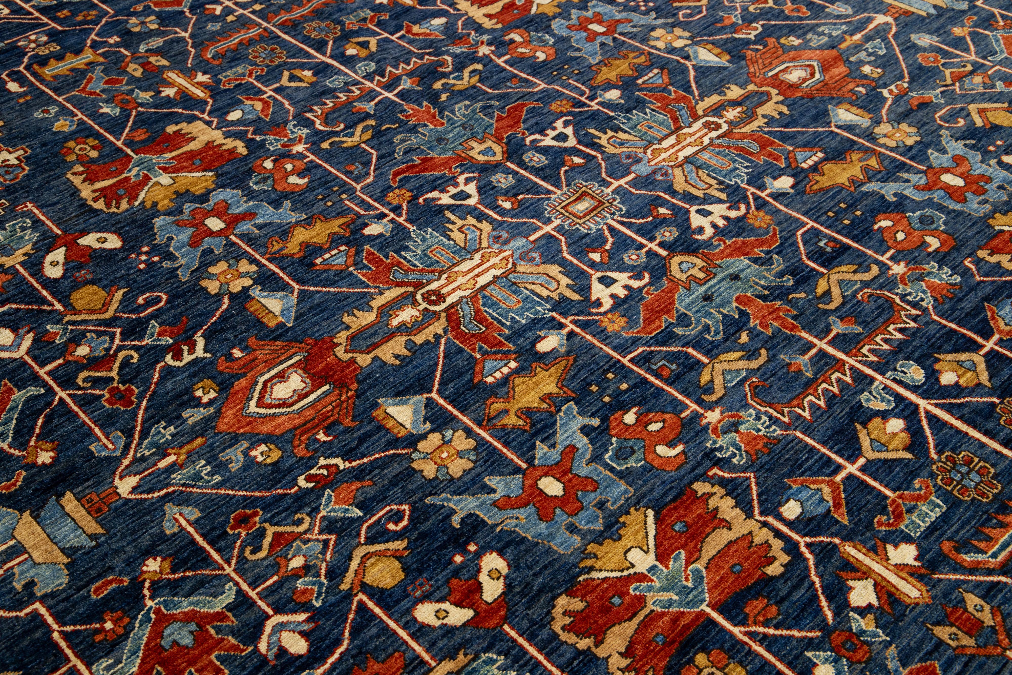 Moderner übergroßer Wollteppich im Serapi-Stil im Serapi-Stil in Marineblau mit Blumenmuster im Angebot 1
