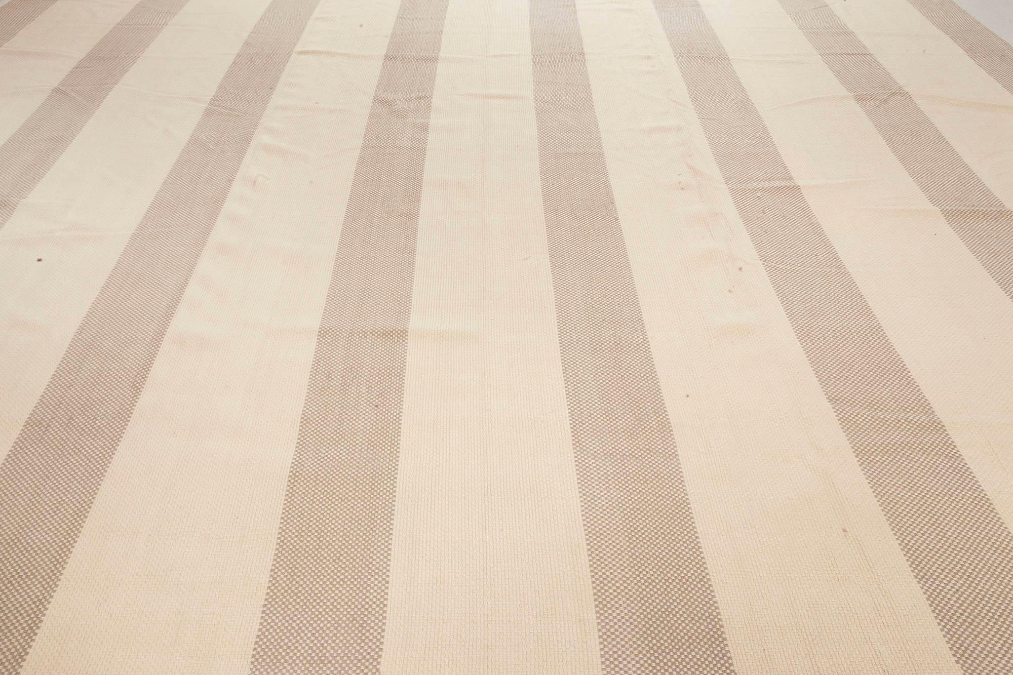 Übergroßer moderner gestreifter beige-grauer Flachgewebe-Teppich von Doris Leslie Blau.
Größe: 16'1