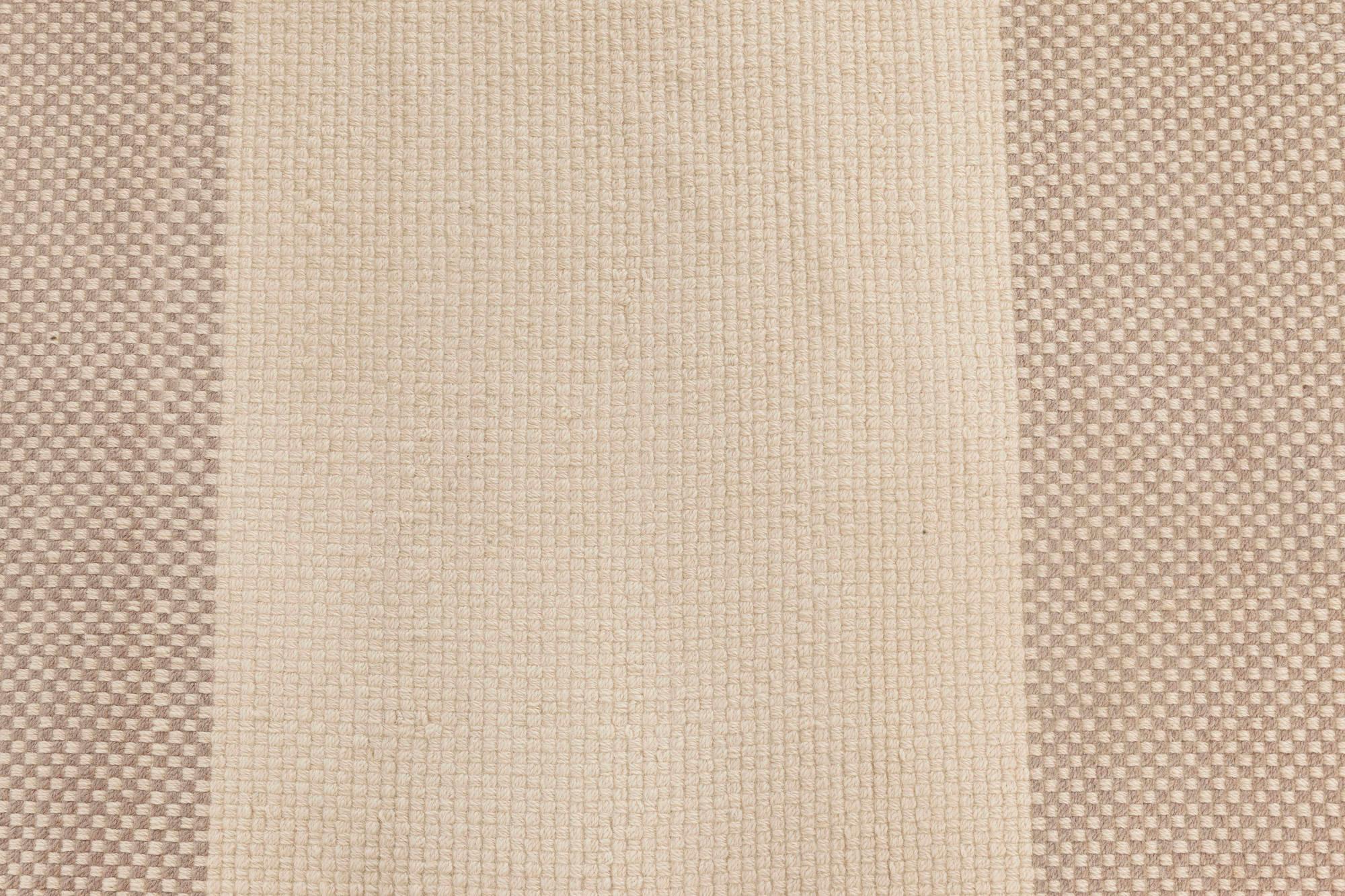 Moderner gestreifter Flachgewebe-Teppich in Übergröße in Beige und Grau von Doris Leslie Blau (Indisch) im Angebot