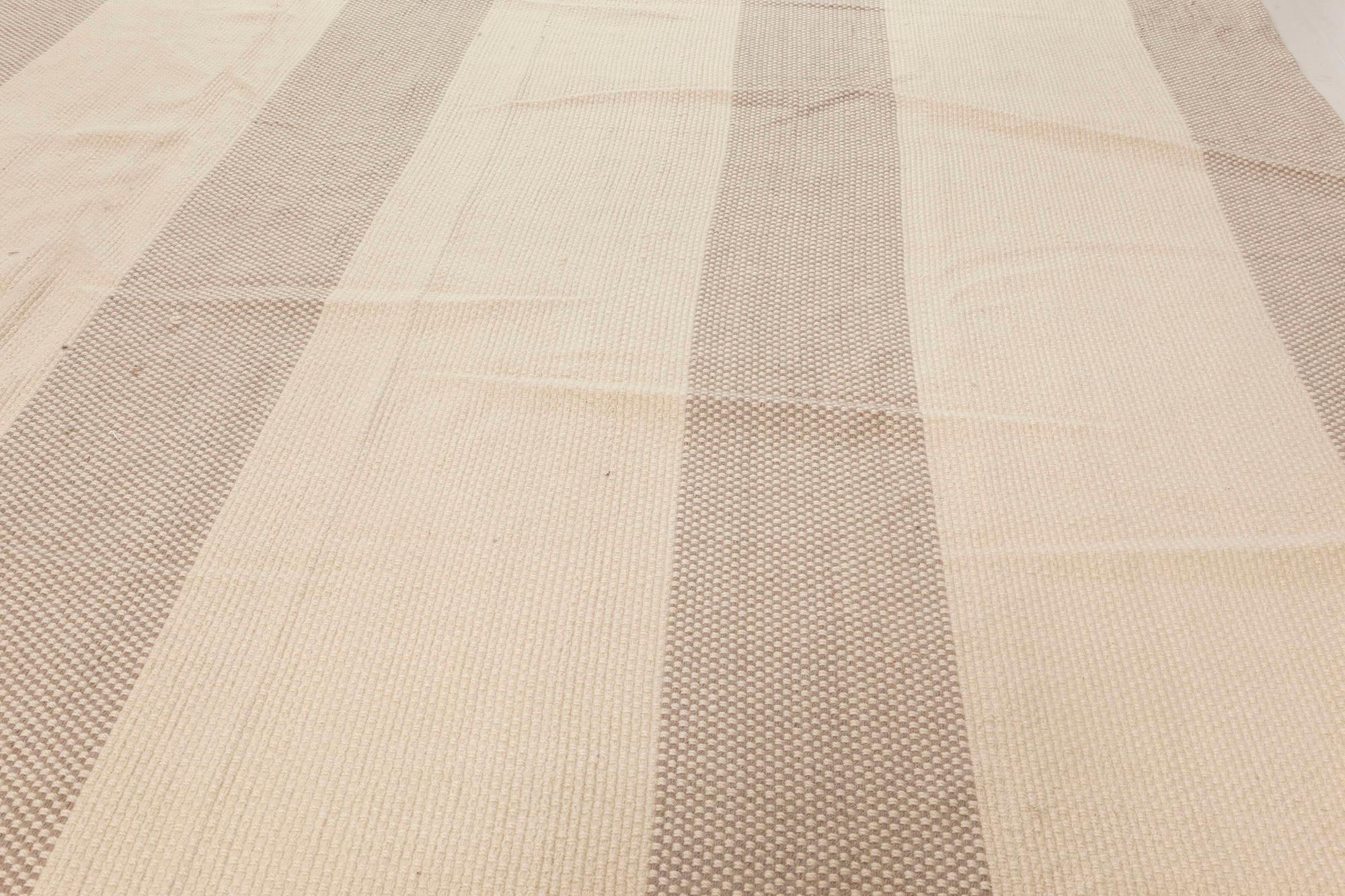 Moderner gestreifter Flachgewebe-Teppich in Übergröße in Beige und Grau von Doris Leslie Blau (Handgewebt) im Angebot