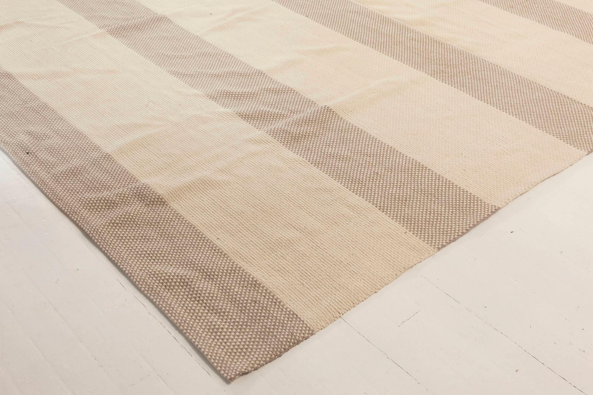Moderner gestreifter Flachgewebe-Teppich in Übergröße in Beige und Grau von Doris Leslie Blau im Zustand „Neu“ im Angebot in New York, NY