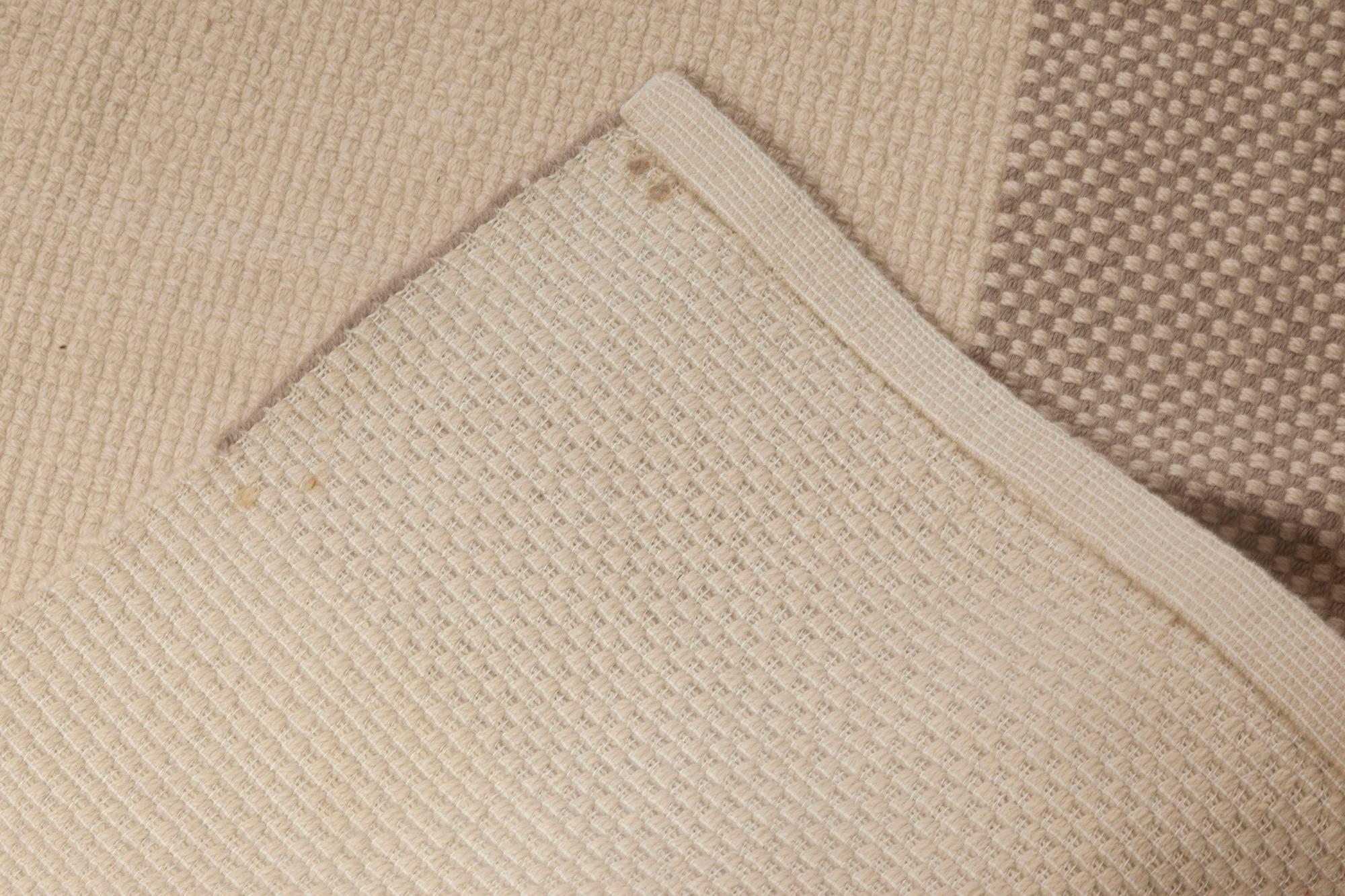 Moderner gestreifter Flachgewebe-Teppich in Übergröße in Beige und Grau von Doris Leslie Blau (21. Jahrhundert und zeitgenössisch) im Angebot