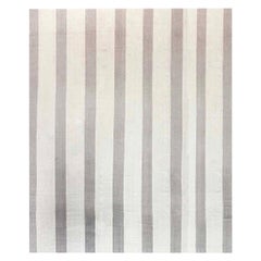 Alfombra moderna oversize de rayas planas beige y gris de Doris Leslie Blau