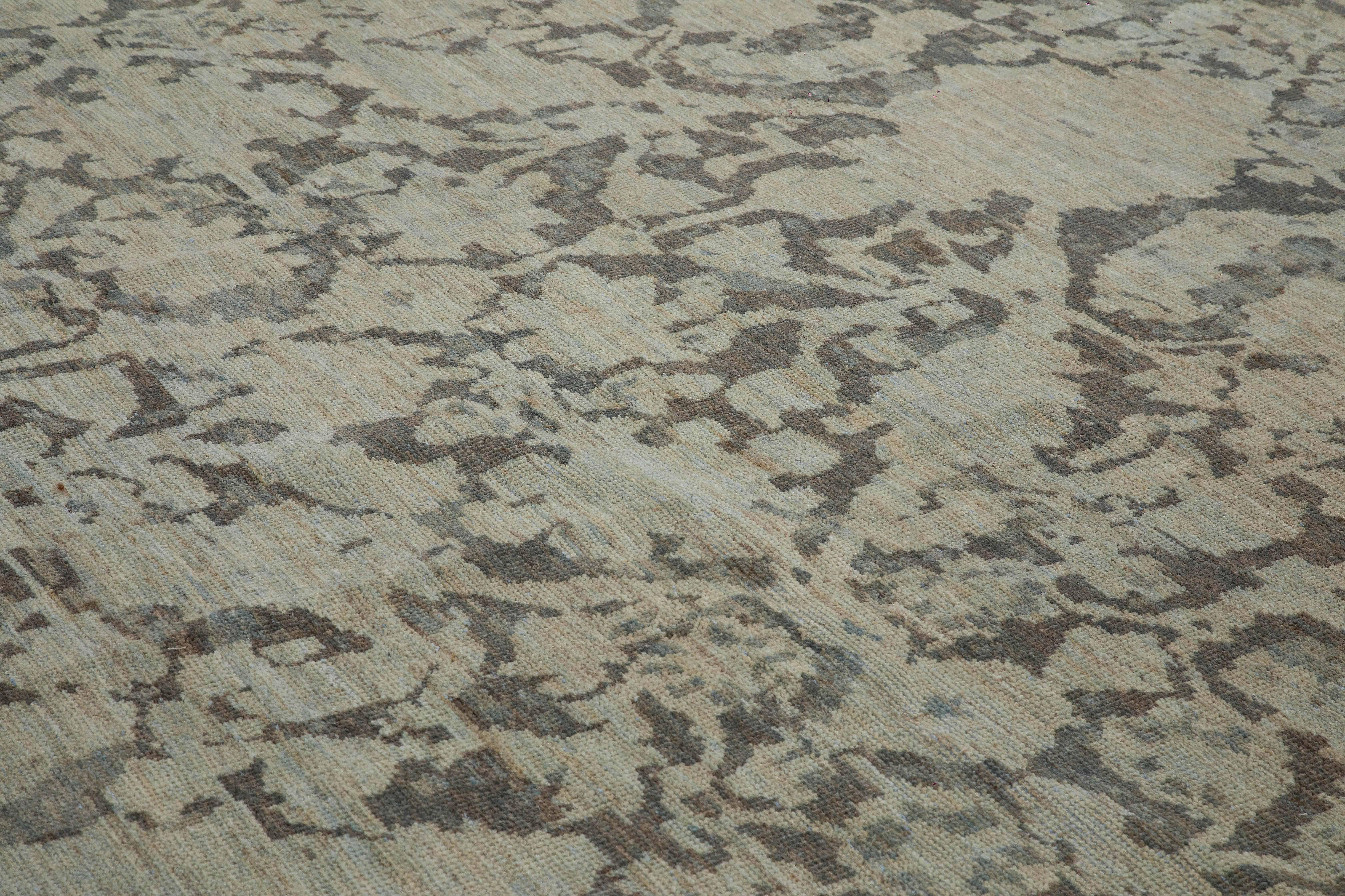 Übergroßer türkischer Teppich im Sultanabad-Stil mit schwarzen Blumendetails auf beigefarbenem Feld (Persisch) im Angebot