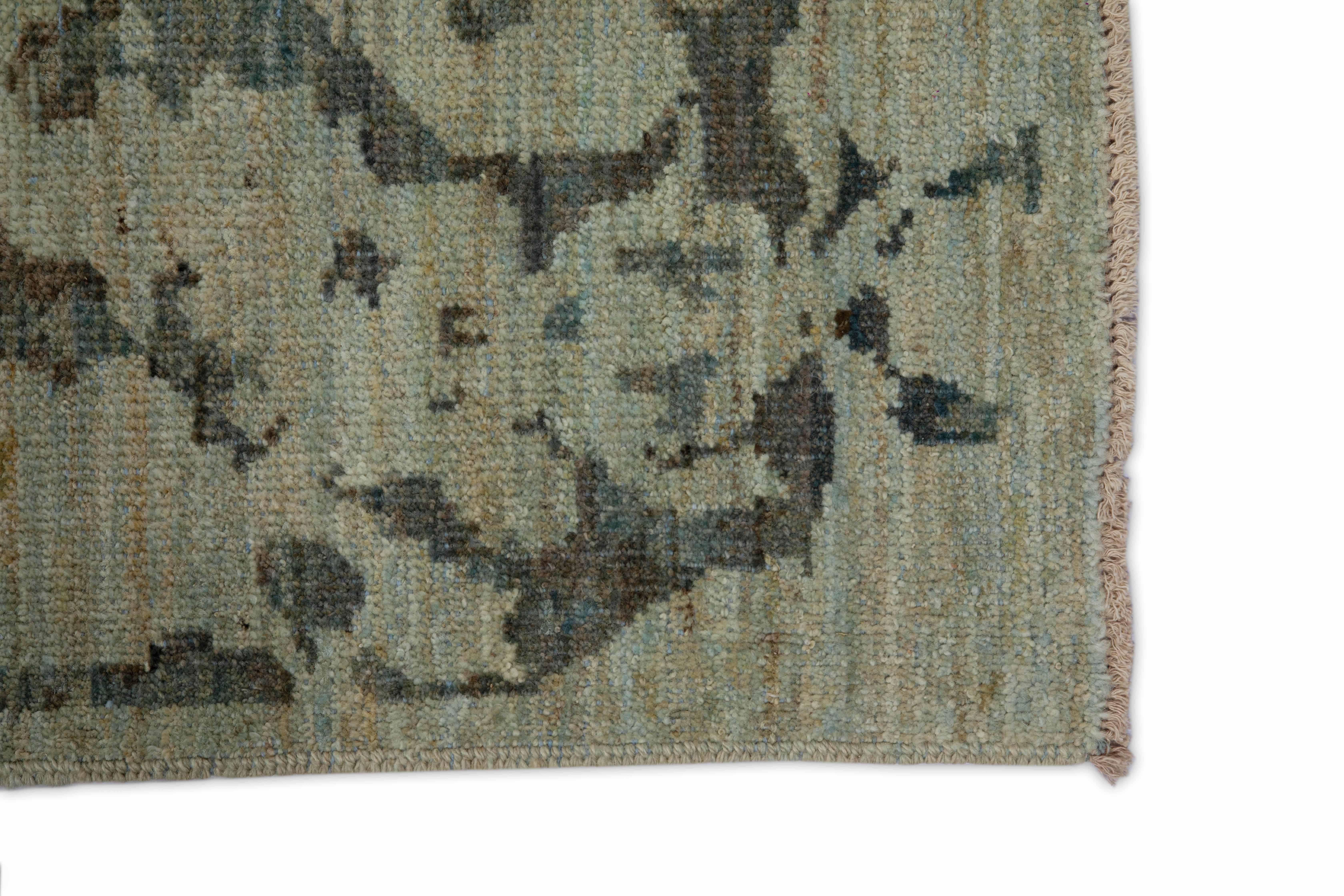 Übergroßer türkischer Teppich im Sultanabad-Stil mit schwarzen Blumendetails auf beigefarbenem Feld (Handgewebt) im Angebot