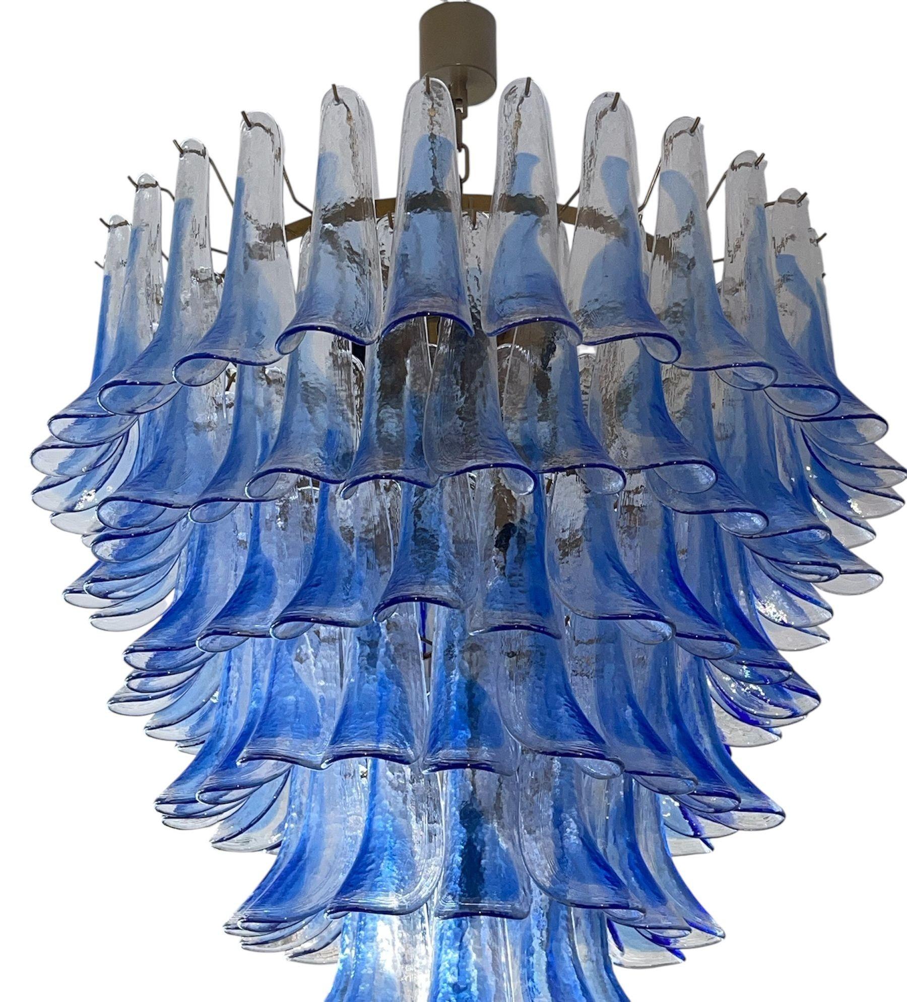 Eccezionale lampadario modernista oversize composto da piume in vetro di Murano soffiato a mano in una sorprendente tonalità di blu fiordaliso. Disposto in sette livelli a cascata, il lampadario mostra una notevole maestria e profondità, creando un