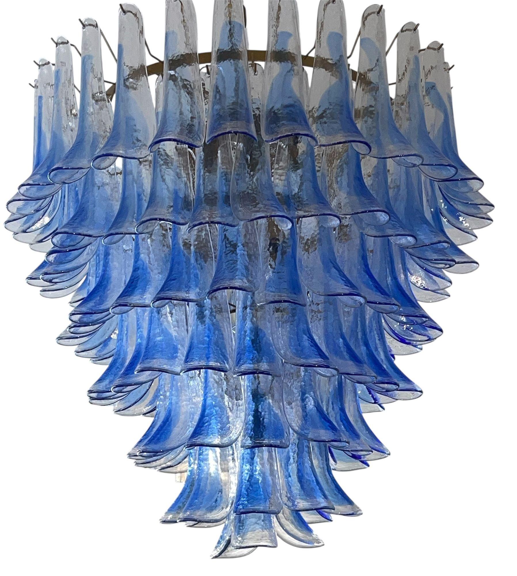 Italiano Lampadario oversize in vetro di Murano a sette piani con piume, Italia, anni '90. in vendita
