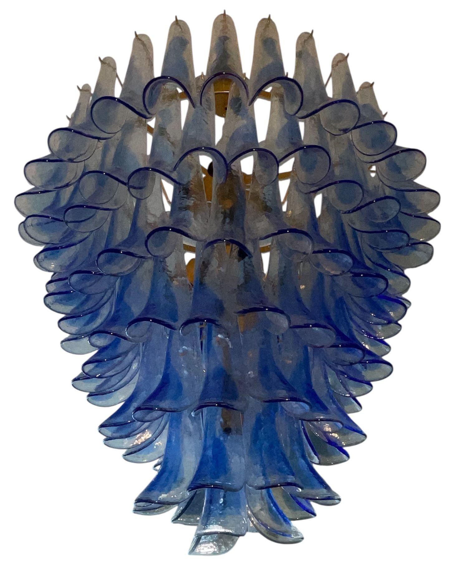 Lampadario oversize in vetro di Murano a sette piani con piume, Italia, anni '90. In condizioni ottime in vendita a Los Angeles, CA