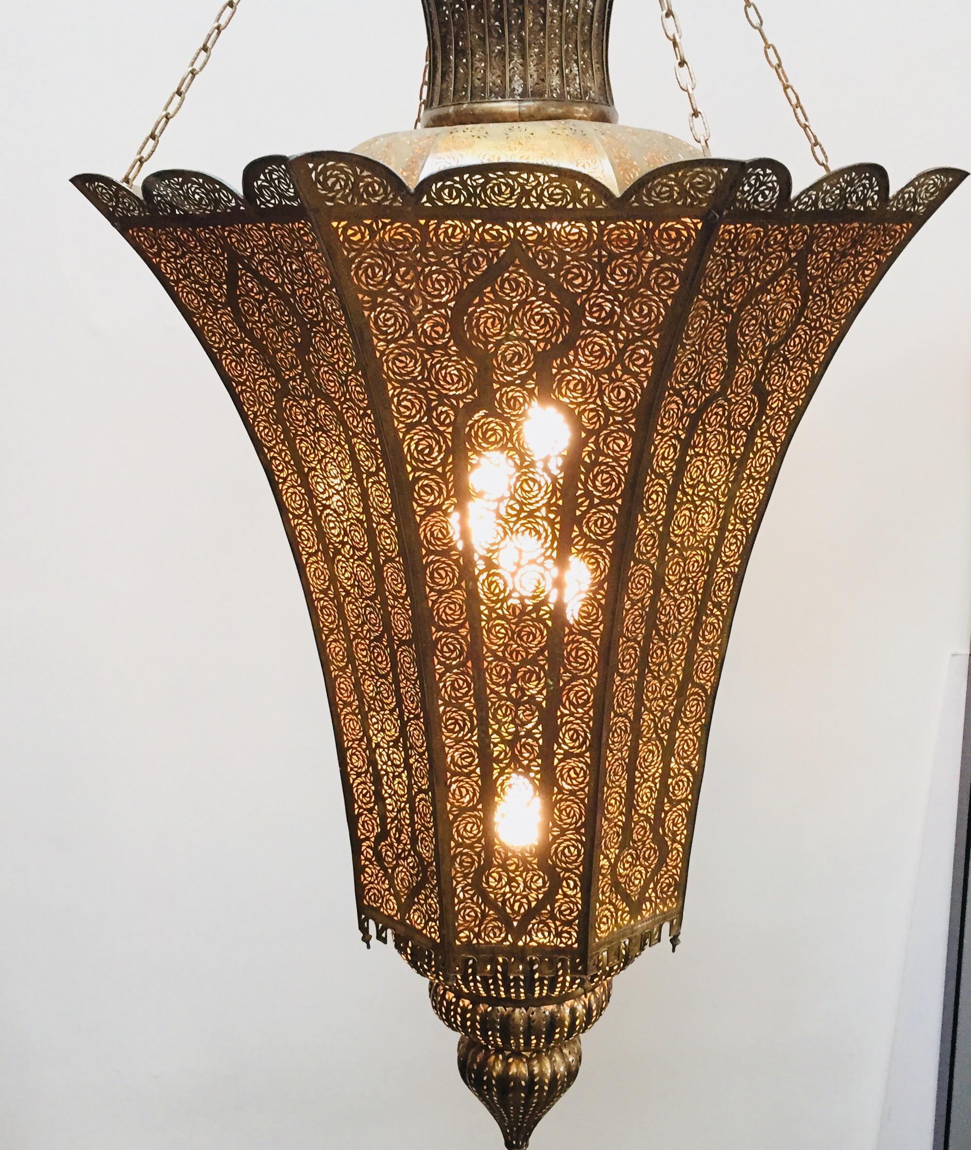 Oversized Alhambra Moroccan Moorish Brass Filigree Chandelier (Marokkanisch)