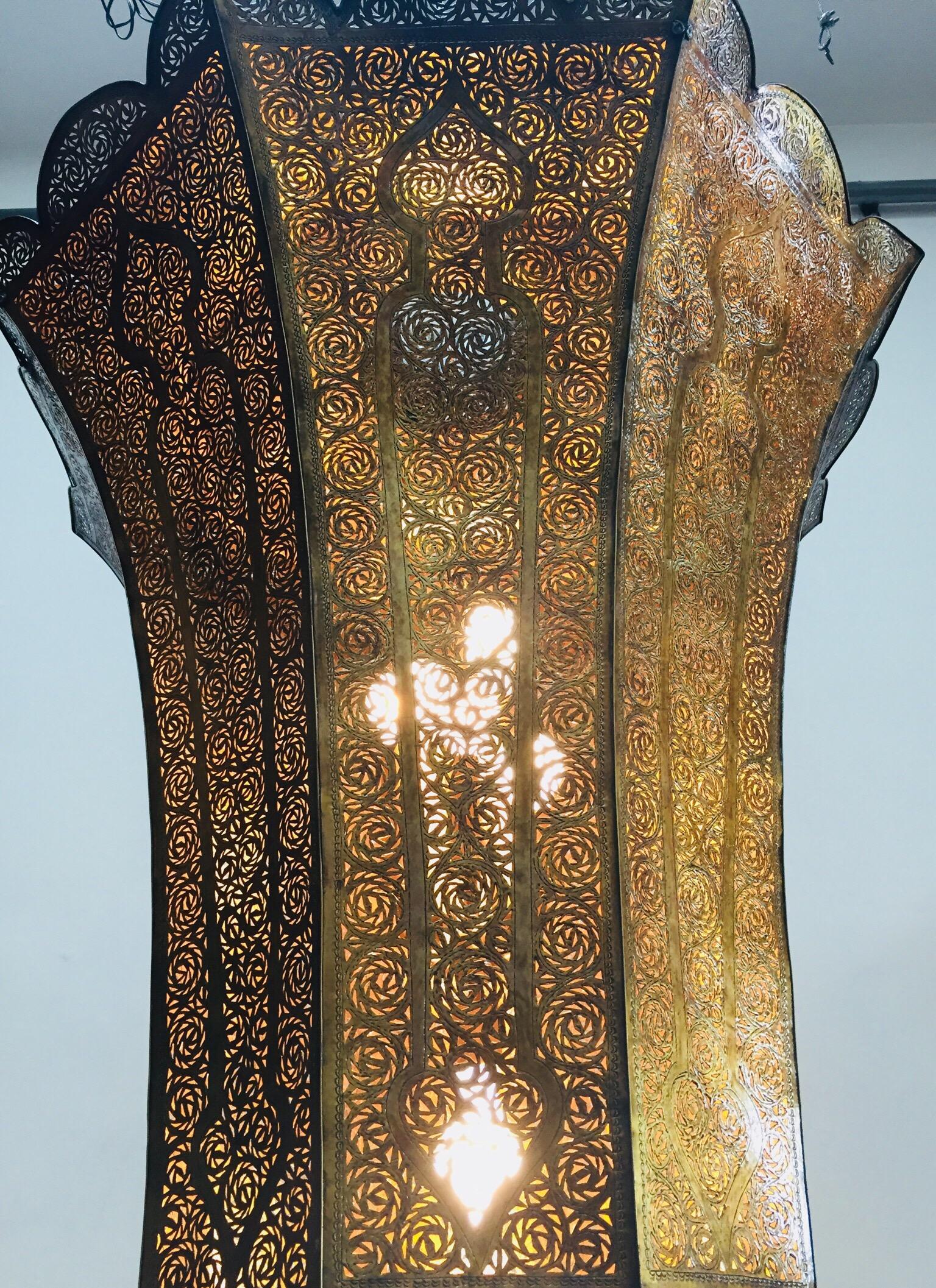 Oversized Alhambra Moroccan Moorish Brass Filigree Chandelier In Good Condition In North Hollywood, CA