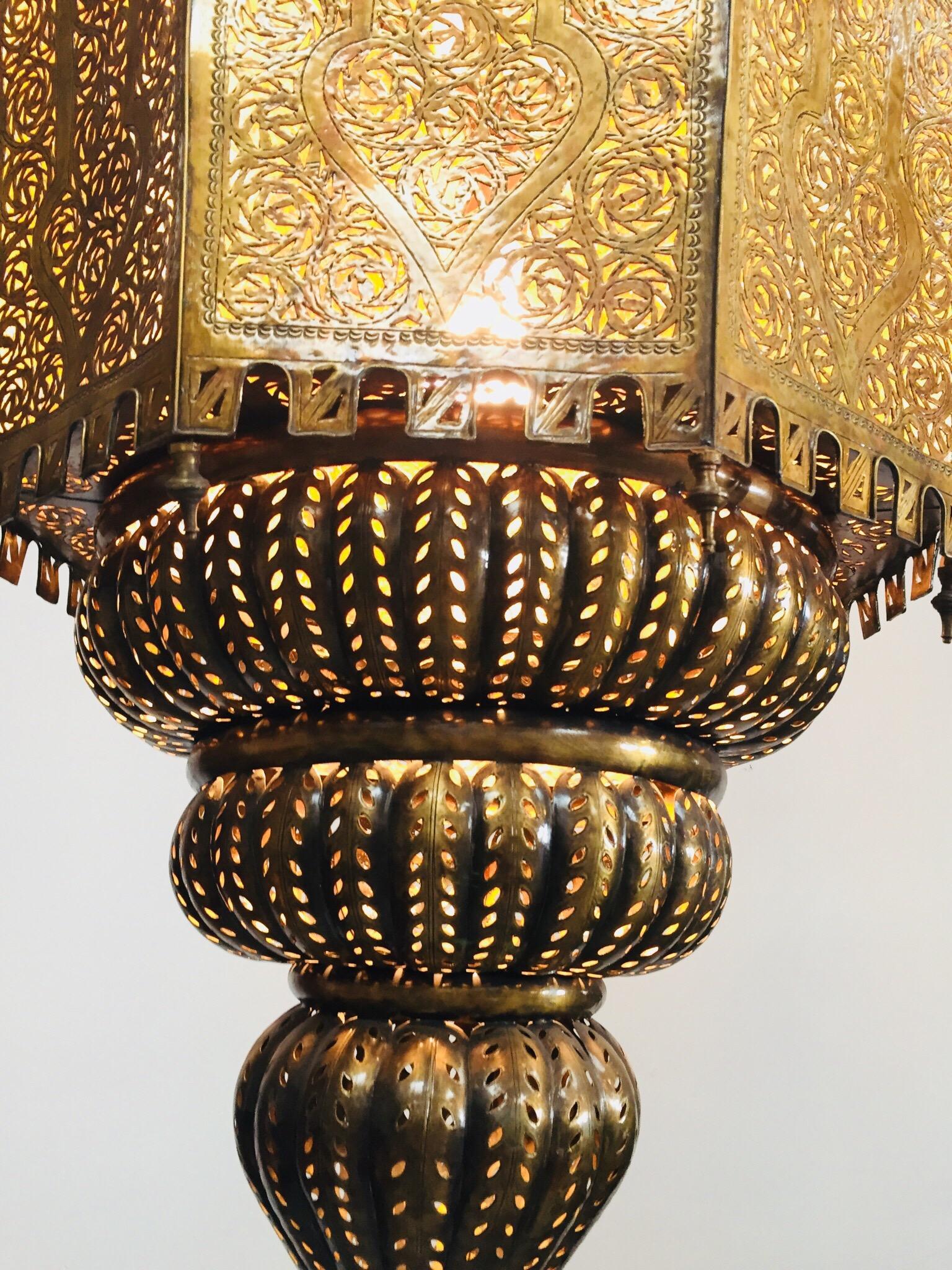 Oversized Alhambra Moroccan Moorish Brass Filigree Chandelier (20. Jahrhundert)