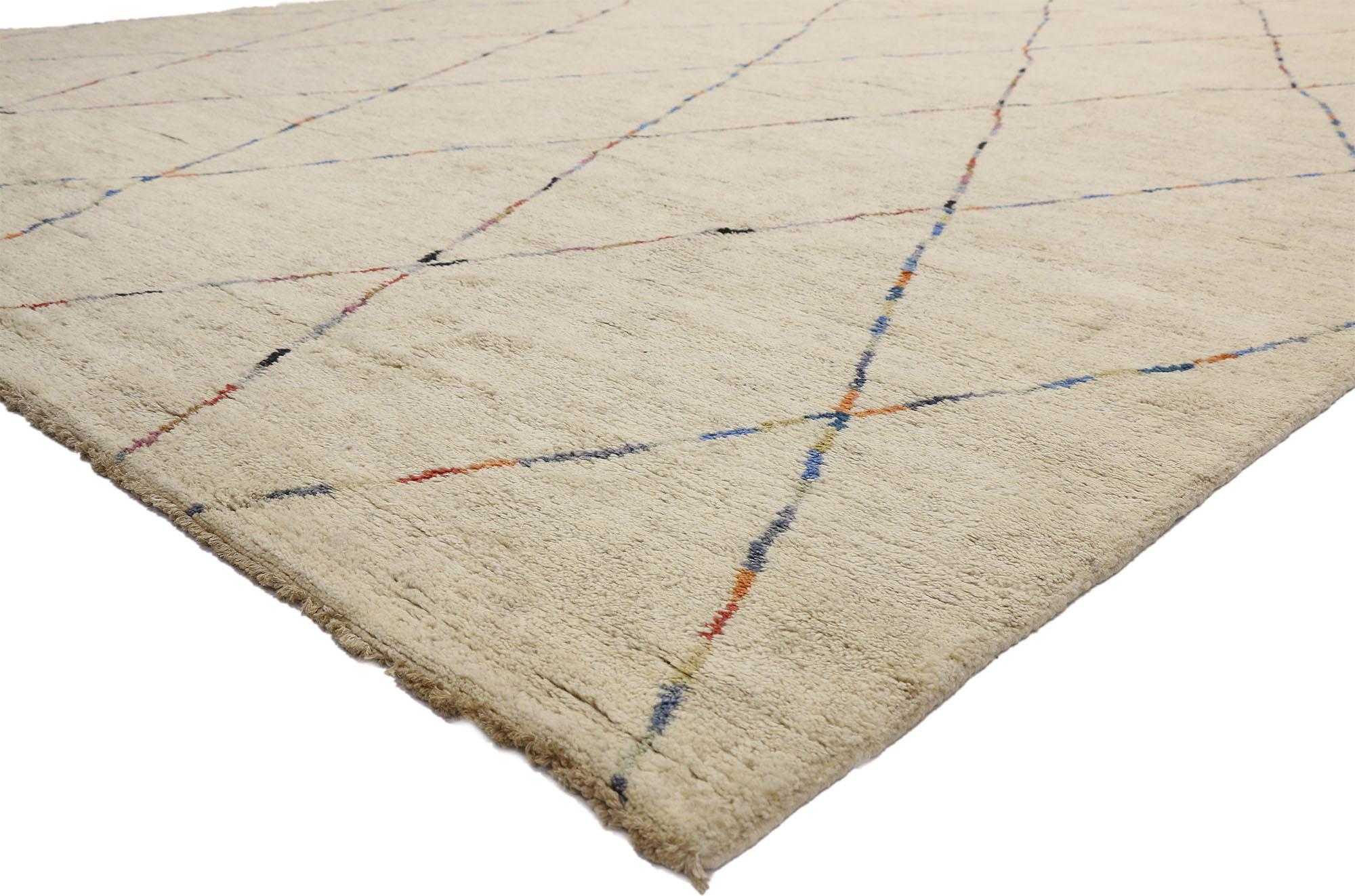 80468 Tapis marocain surdimensionné, 12'05 x 19'08. 
Dans ce tapis marocain surdimensionné en laine nouée à la main, la fusion des esthétiques Boho Chic et Hygge heureuse crée une toile captivante de beauté tissée. Mesurant près de 12 x 20 pieds, ce