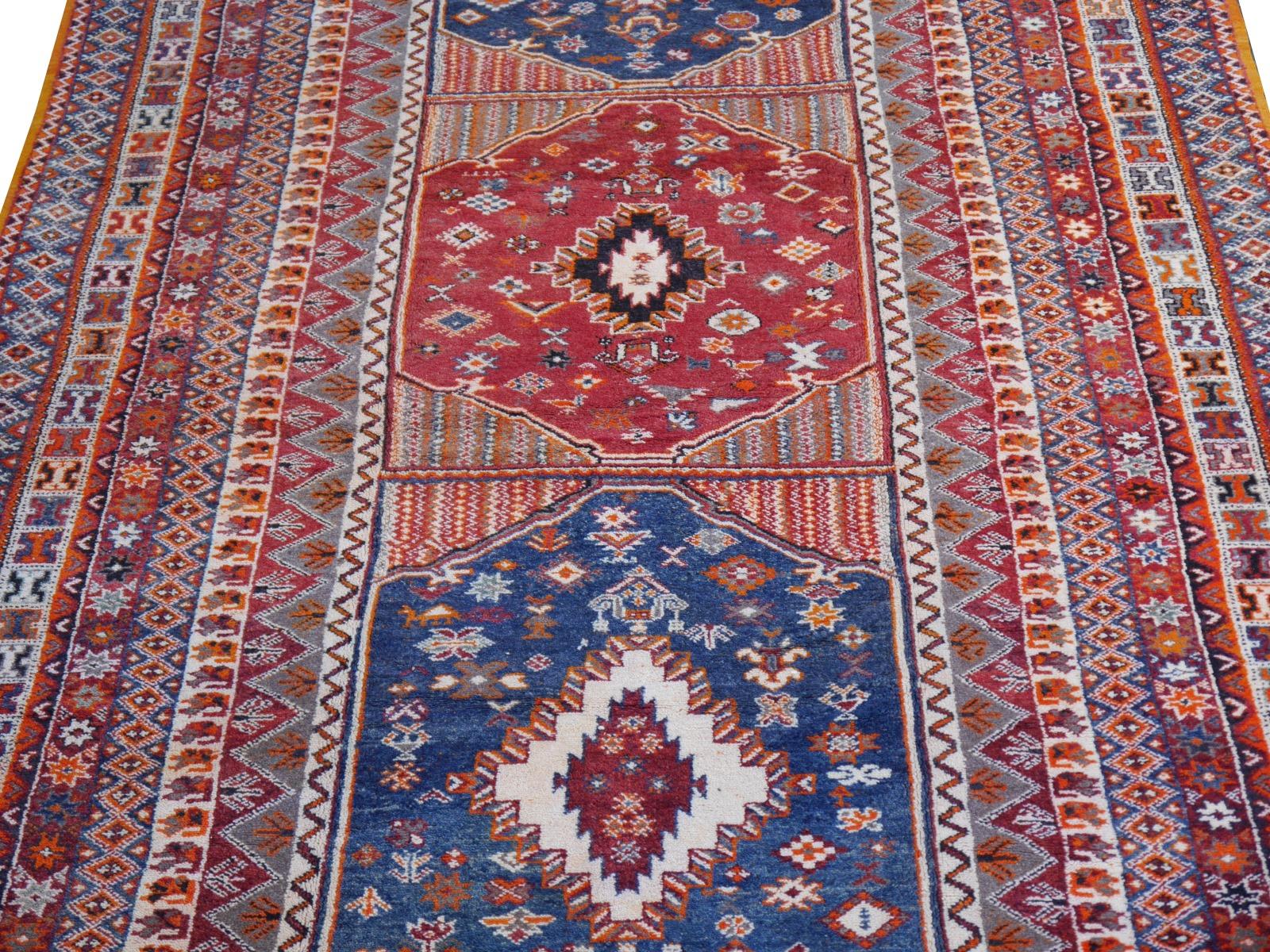 Oversized Moroccan Vintage Rug North African Tribal Design Djoharian Collection  In Excellent Condition For Sale In Lohr, Bavaria, DE