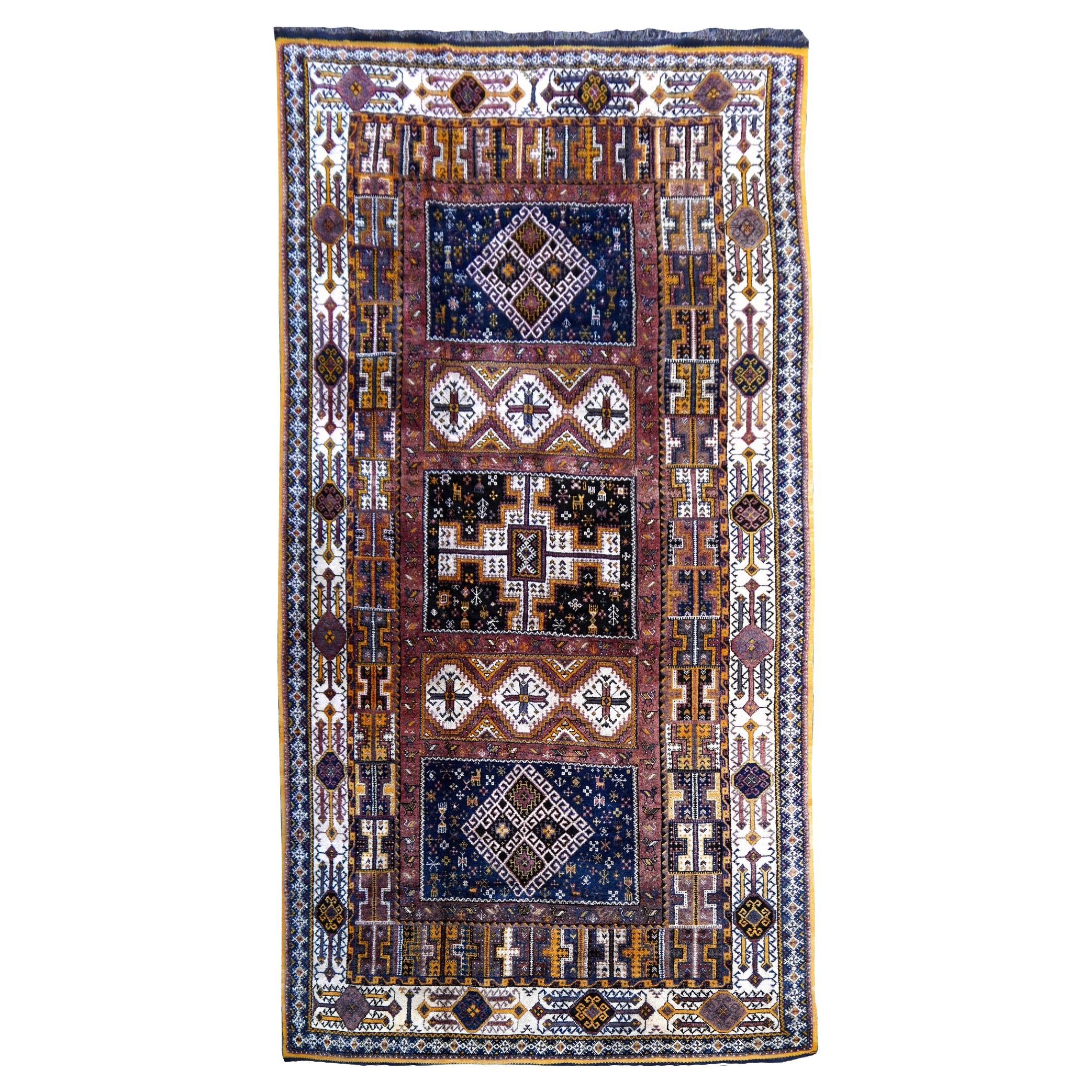 Tapis marocain vintage surdimensionné au design tribal nord-africain Collection Djoharian 