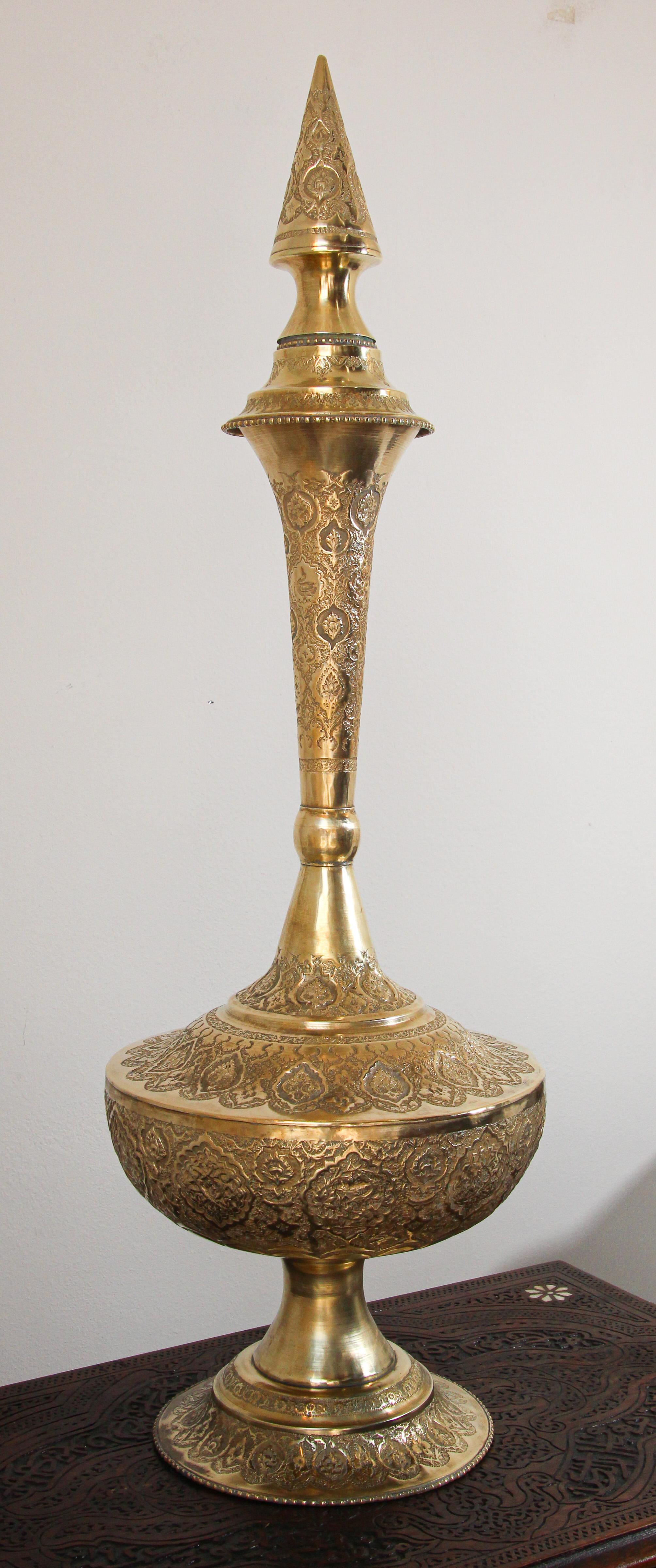 Une urne à bouteille en laiton d'Inde moghole surdimensionnée de la fin du 19e siècle.
Un récipient en laiton, élégant, au col cannelé, avec bouchon. 
Lucknow vers 1860 Période Raj, de forme globulaire avec un haut col effilé avec des motifs