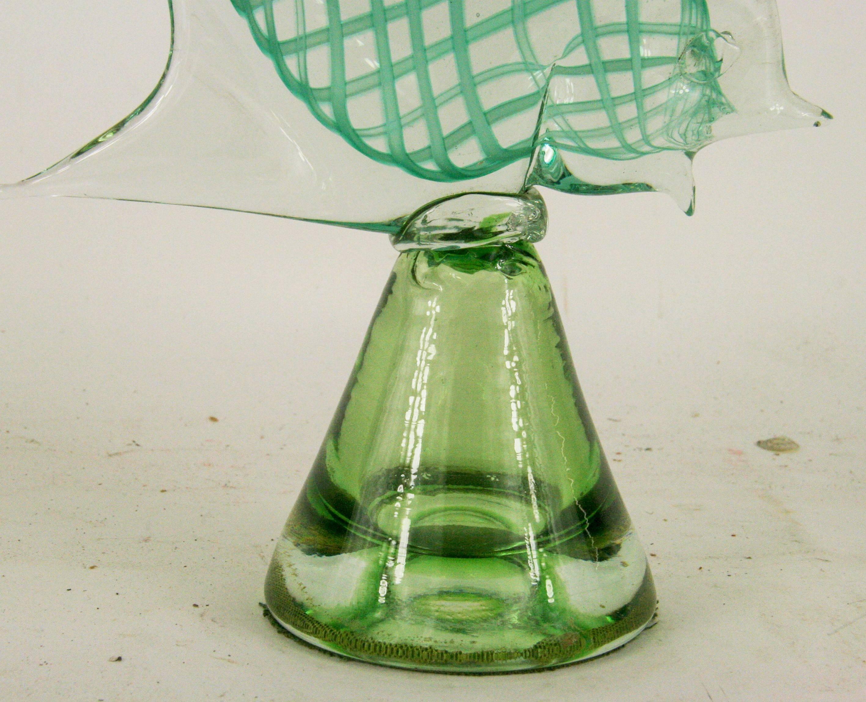 1960er Jahre Murano handgemachtes Kunstglas  fischskulptur mit sich kreuzenden Glasbändern auf der Innenseite des Glases. Steht auf einem mundgeblasenen Sockel. Filz auf der Unterseite.