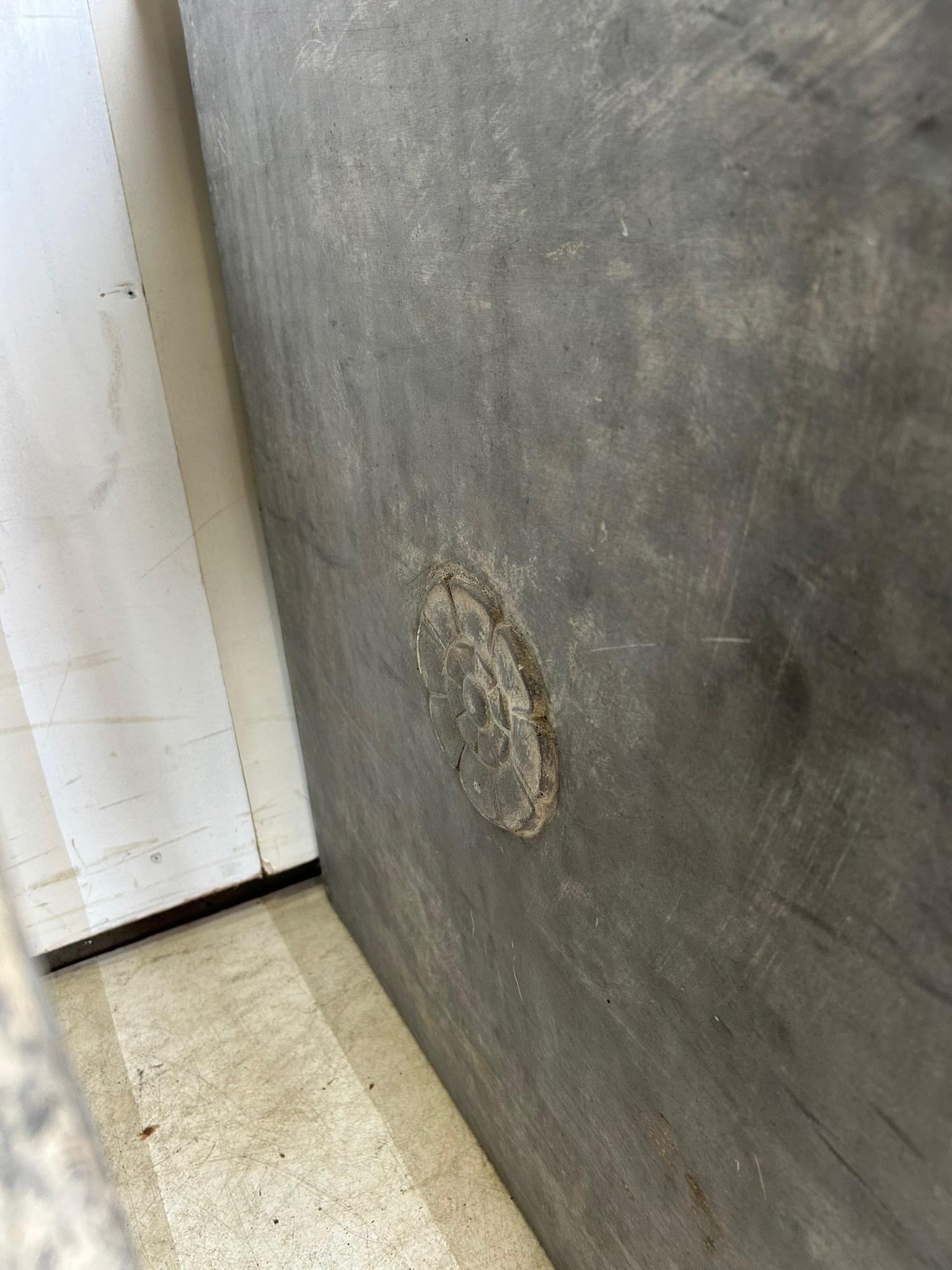 Fioriere in stile neoclassico sovradimensionate in finto piombo, 2 disponibili in vendita 5