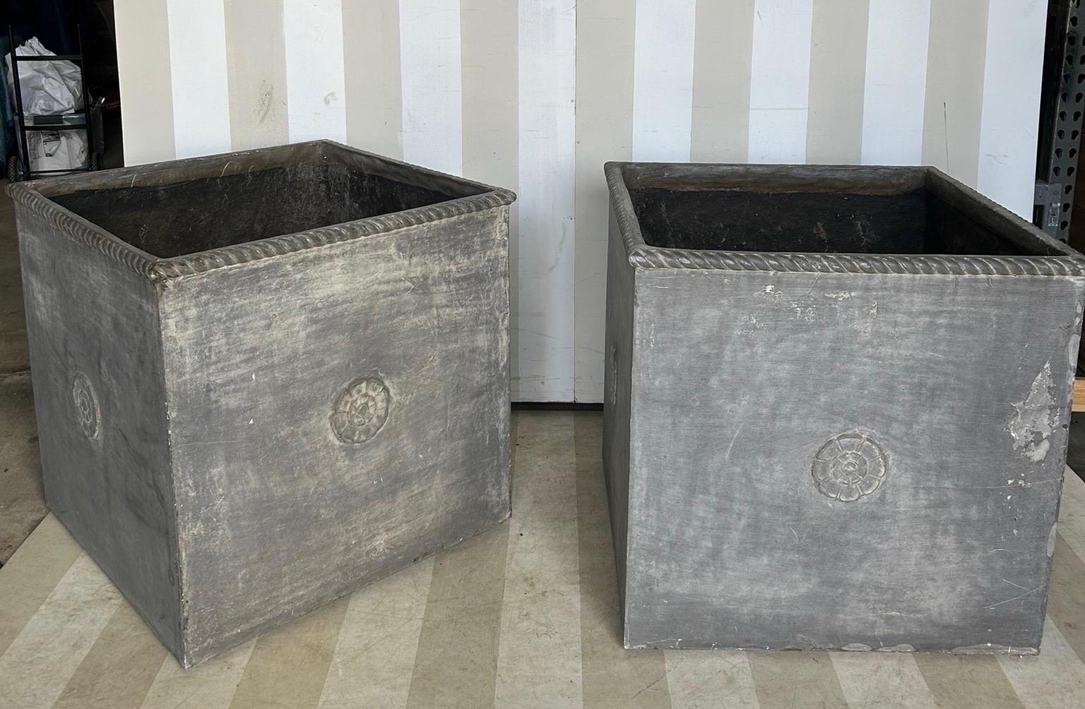 Fioriere in stile neoclassico sovradimensionate in finto piombo, 2 disponibili In condizioni buone in vendita a Richmond, VA