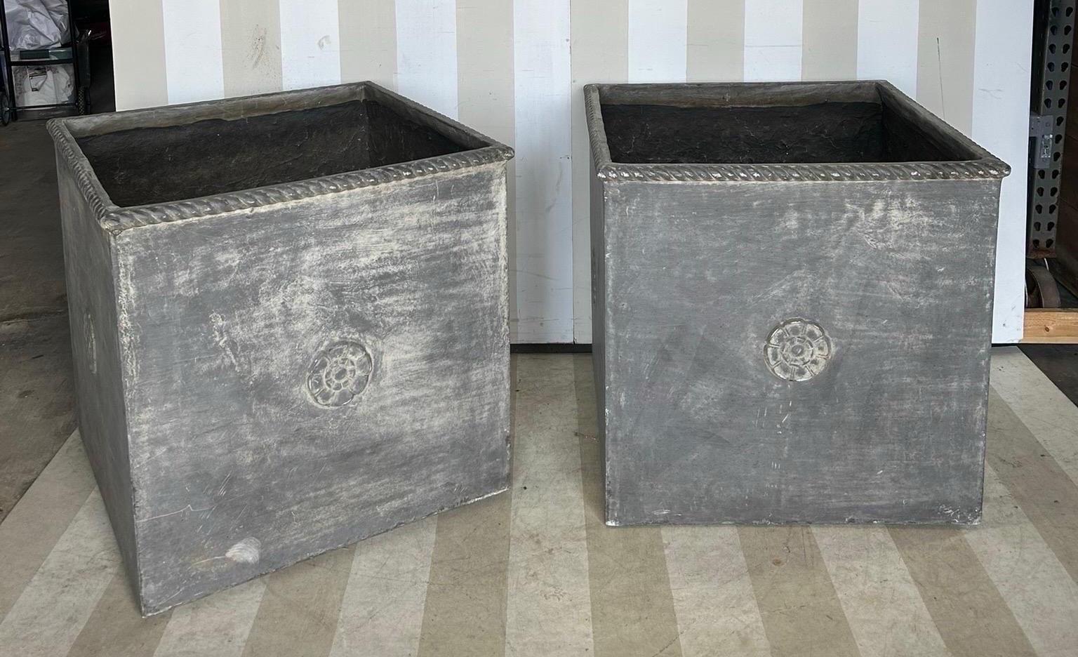 XX secolo Fioriere in stile neoclassico sovradimensionate in finto piombo, 2 disponibili in vendita