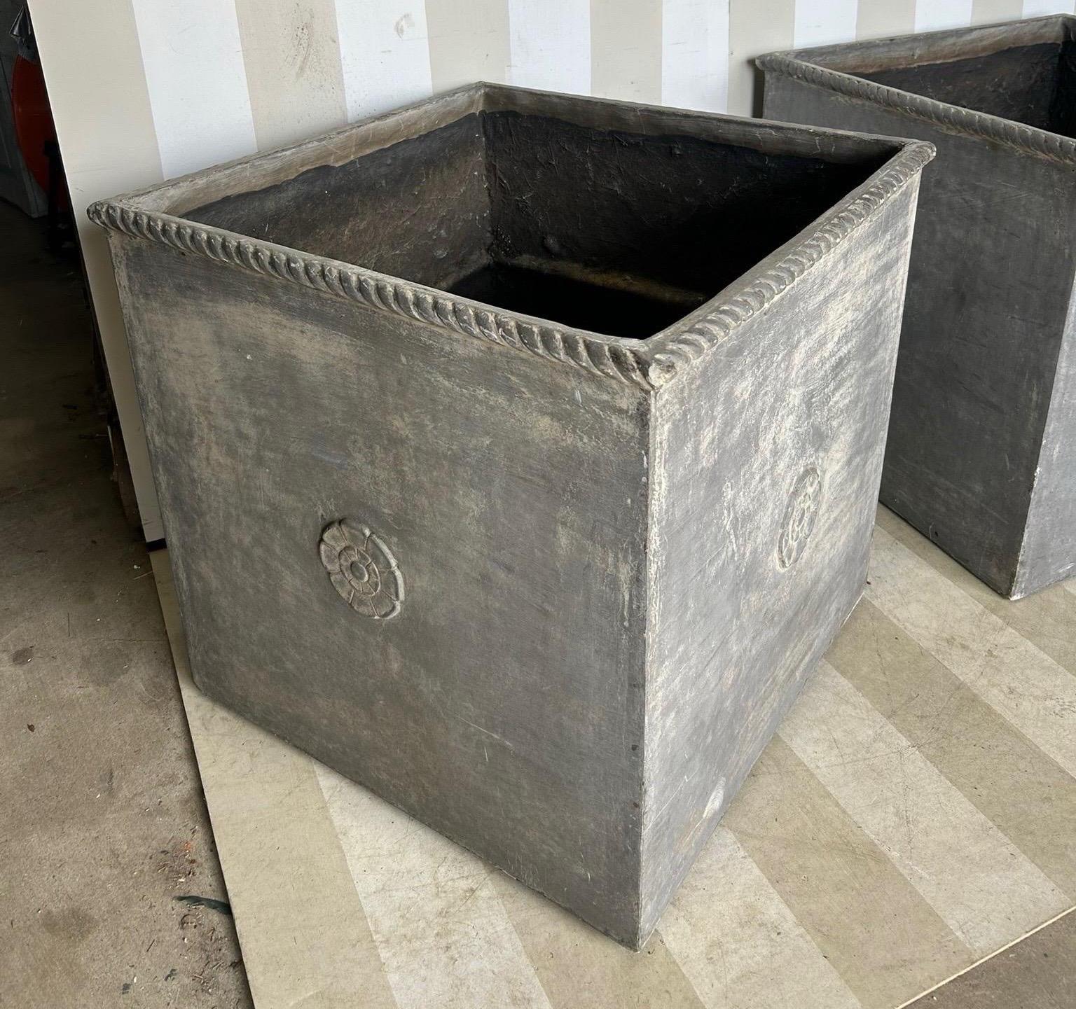 Vetroresina Fioriere in stile neoclassico sovradimensionate in finto piombo, 2 disponibili in vendita