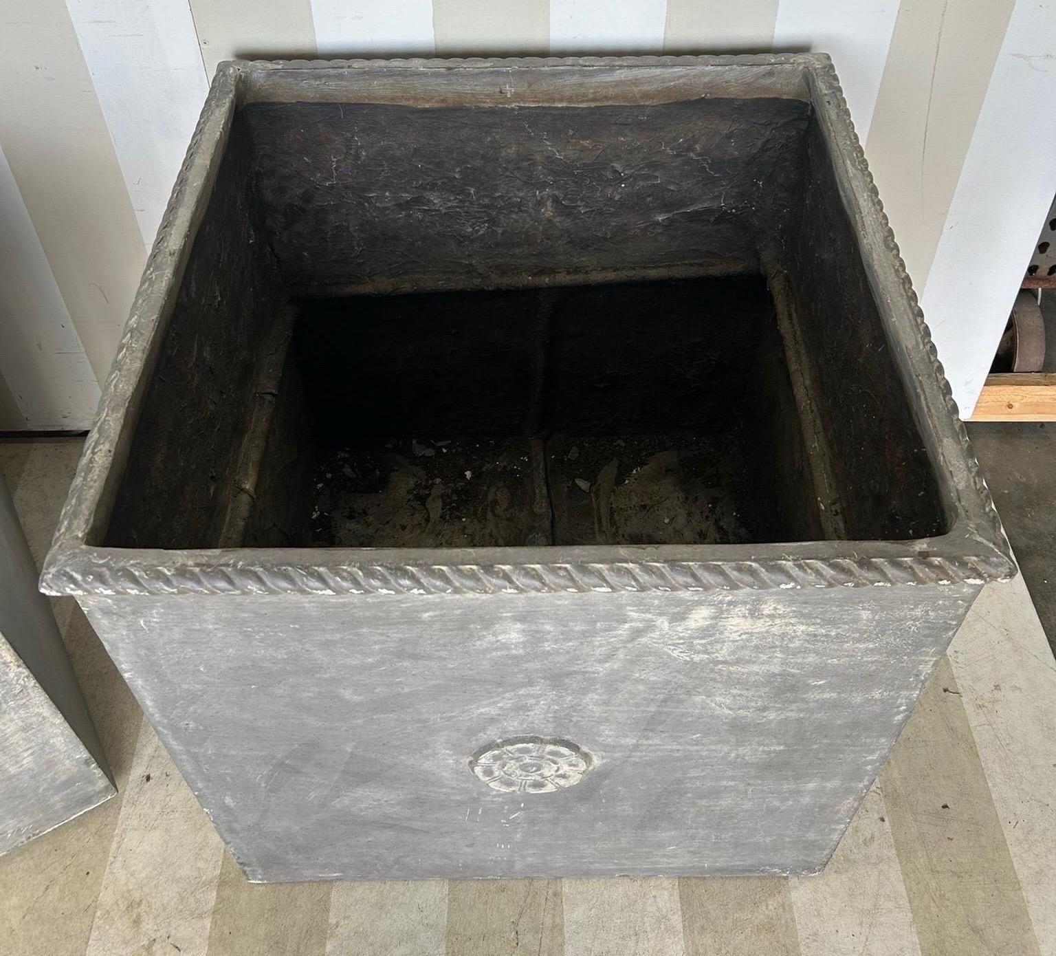 Fioriere in stile neoclassico sovradimensionate in finto piombo, 2 disponibili in vendita 1