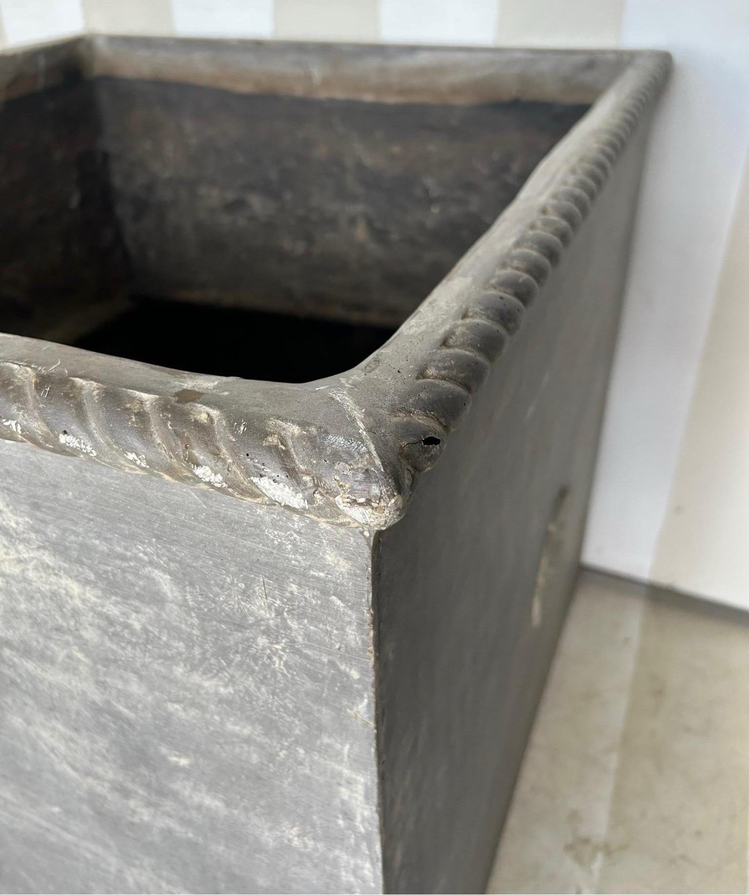 Fioriere in stile neoclassico sovradimensionate in finto piombo, 2 disponibili in vendita 2