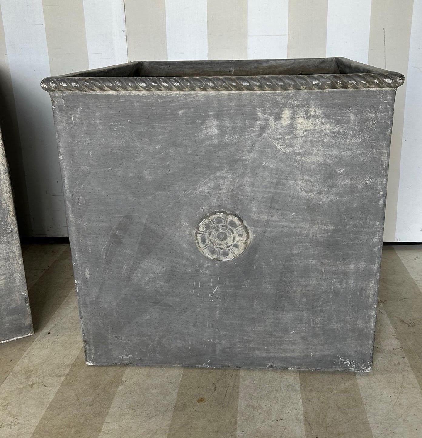 Fioriere in stile neoclassico sovradimensionate in finto piombo, 2 disponibili in vendita 3