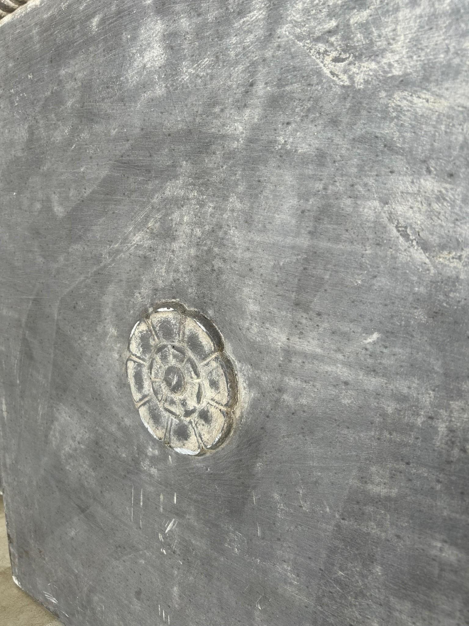 Fioriere in stile neoclassico sovradimensionate in finto piombo, 2 disponibili in vendita 4