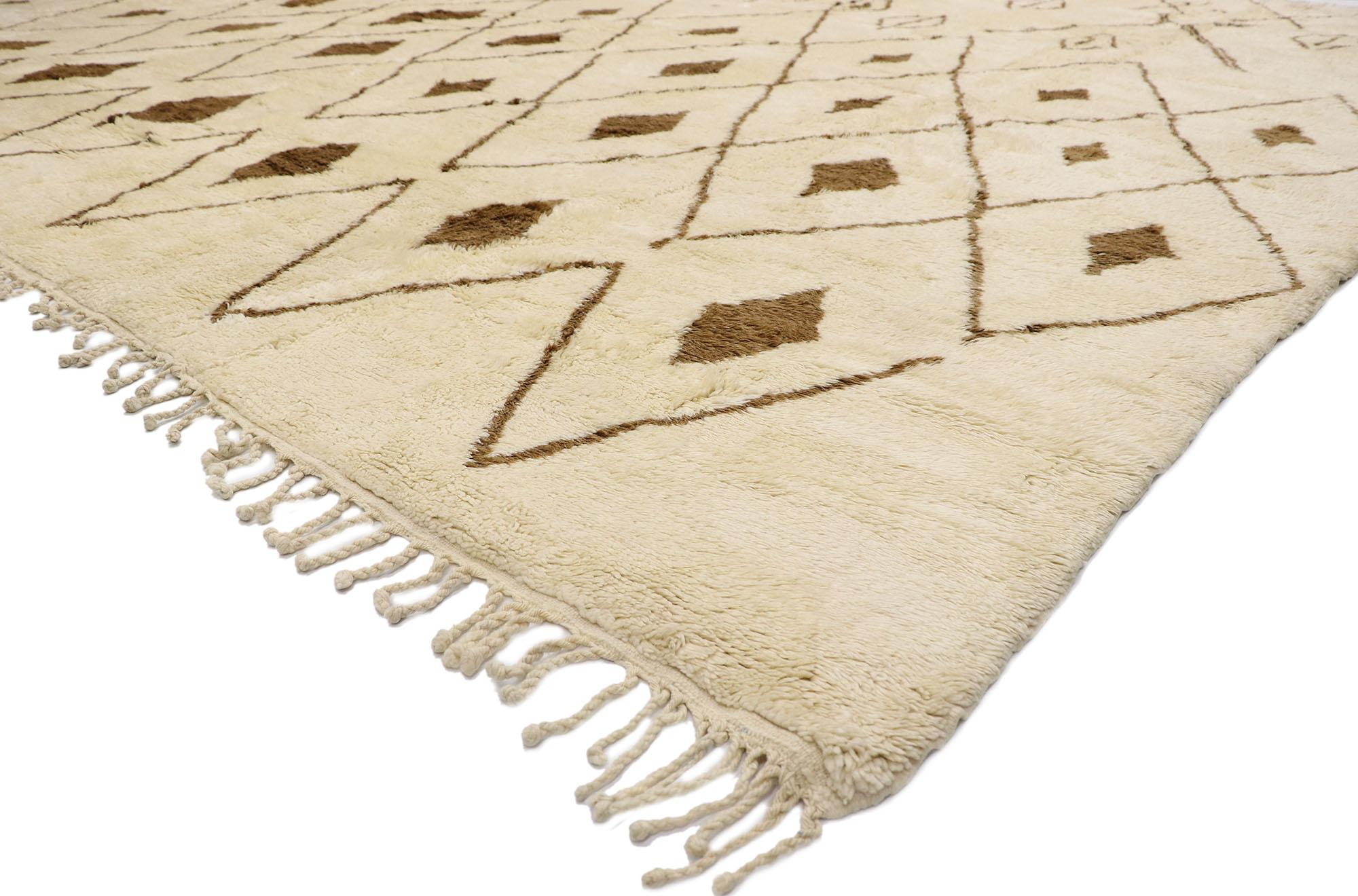 21146 Großer neutraler marokkanischer Berberteppich, 14'11 x 15'10.
Dieser handgeknüpfte marokkanische Berberteppich aus Wabi-Sabi mit seinen unglaublichen Details und seiner Textur verleiht diesem Teppich einen kuratierten Used-Look, der sich