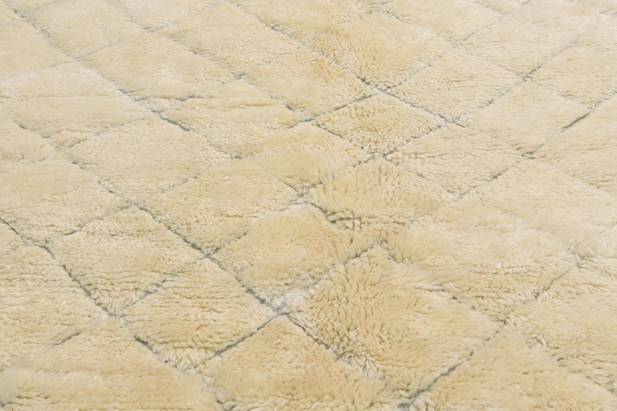 Neutraler marokkanischer Teppich in Übergröße, organischer, moderner Stil, mit subtilem Shibui (Handgeknüpft) im Angebot